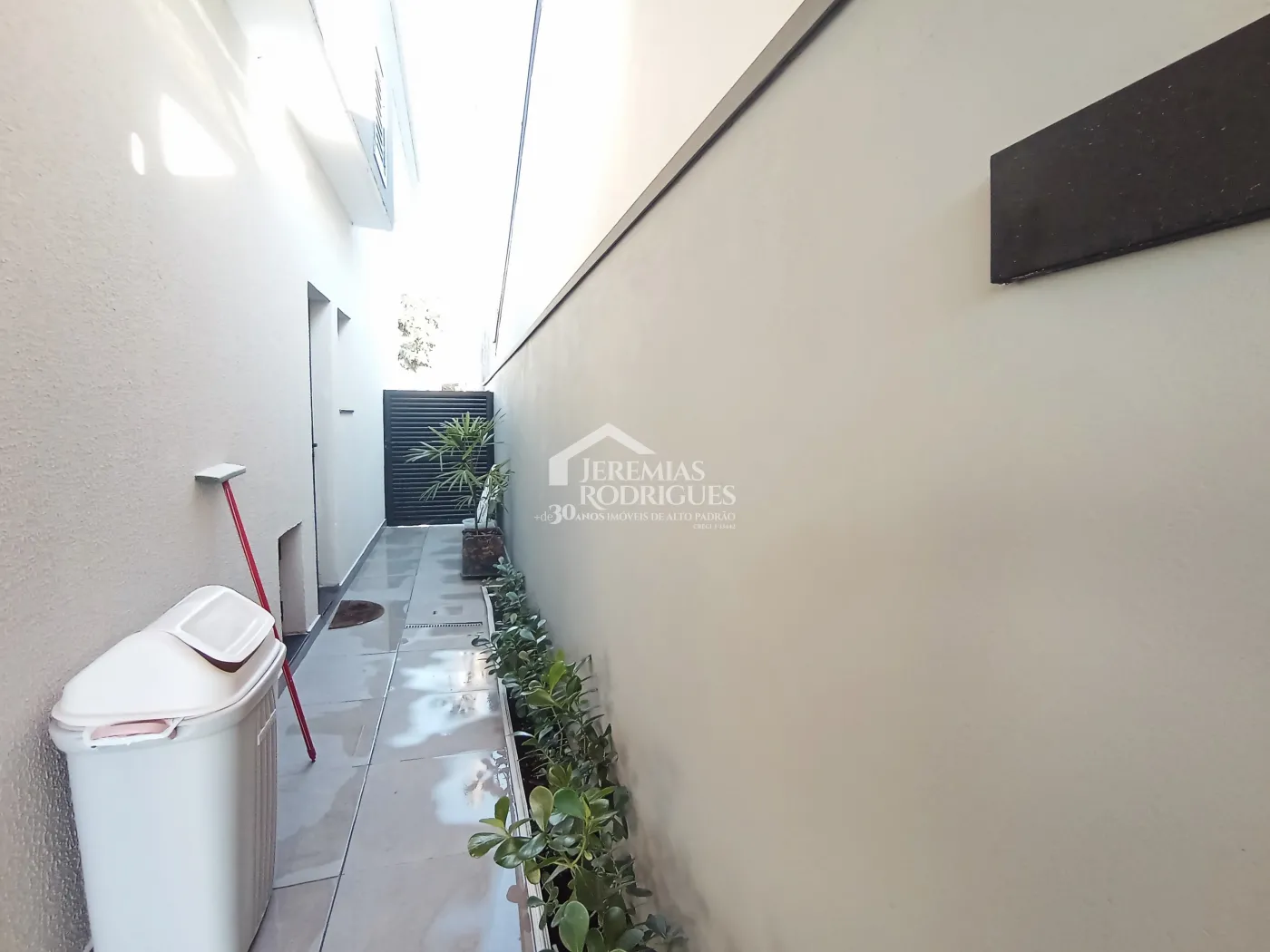 Casa à venda com 3 dormitórios no Condomínio Terras do Vale em Caçapava/SP.