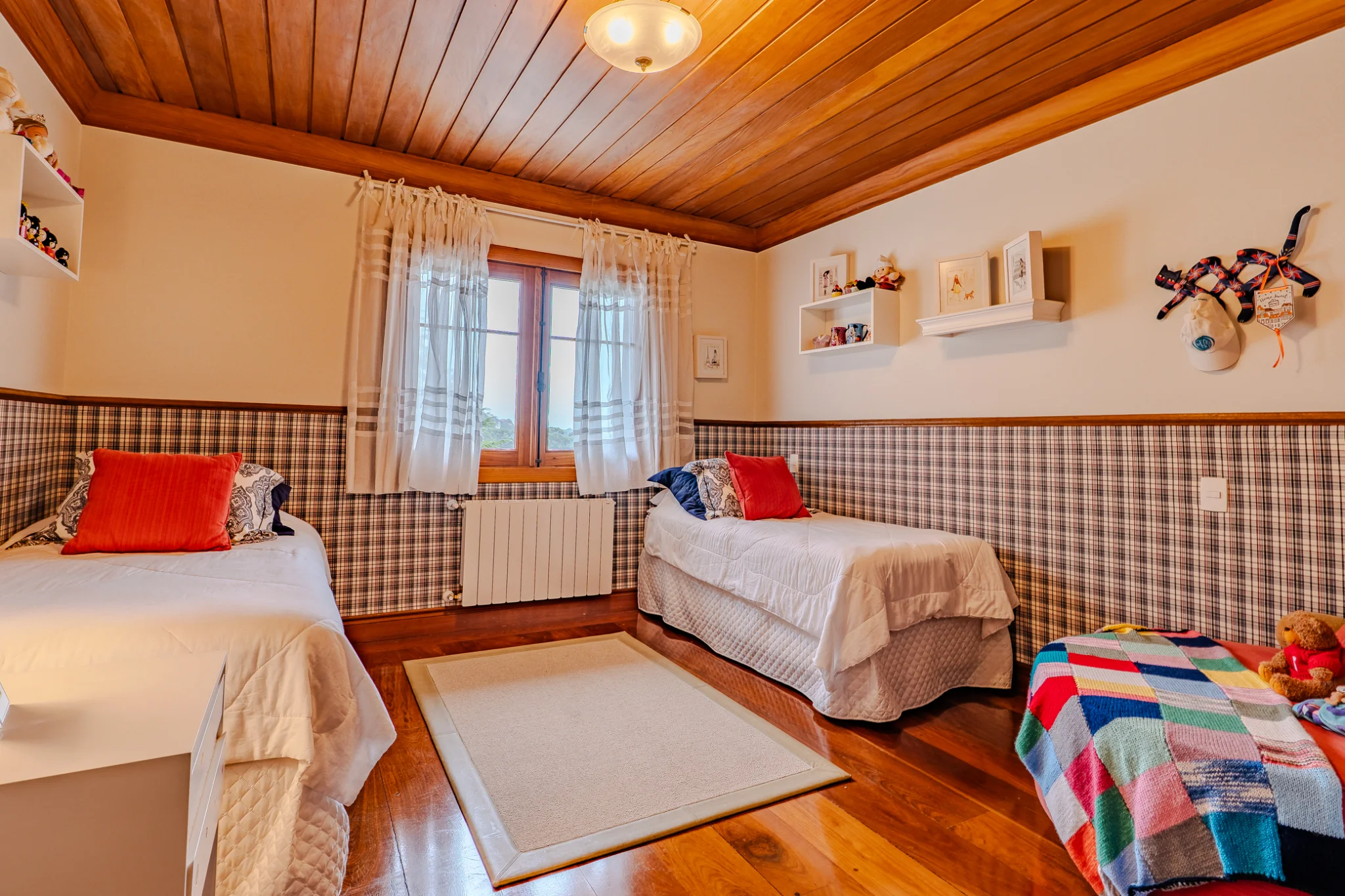 Casa à venda com 7 suítes no Condomínio Vila Simonsen em Campos do Jordão/SP. 