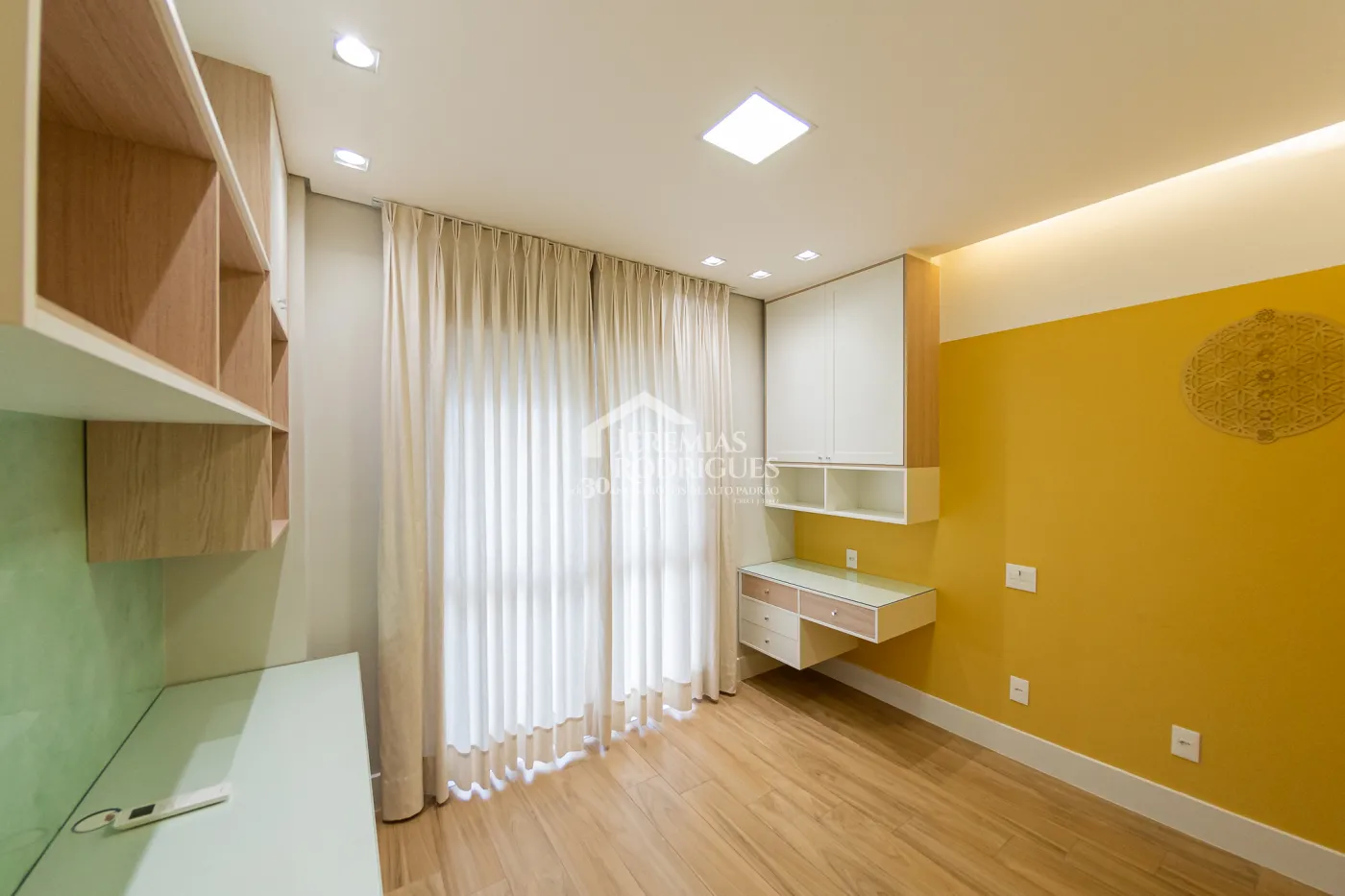 Apartamento à venda com 3 dormitórios, 98 m² no Edifício Bauhaus em Pindamonhangaba/SP.