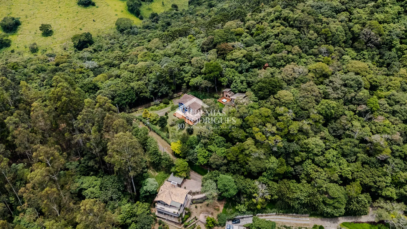 Casa assobradada à venda com 3 dormitórios no Condomínio Parque da Mantiqueira em Santo Antônio do Pinhal/SP.