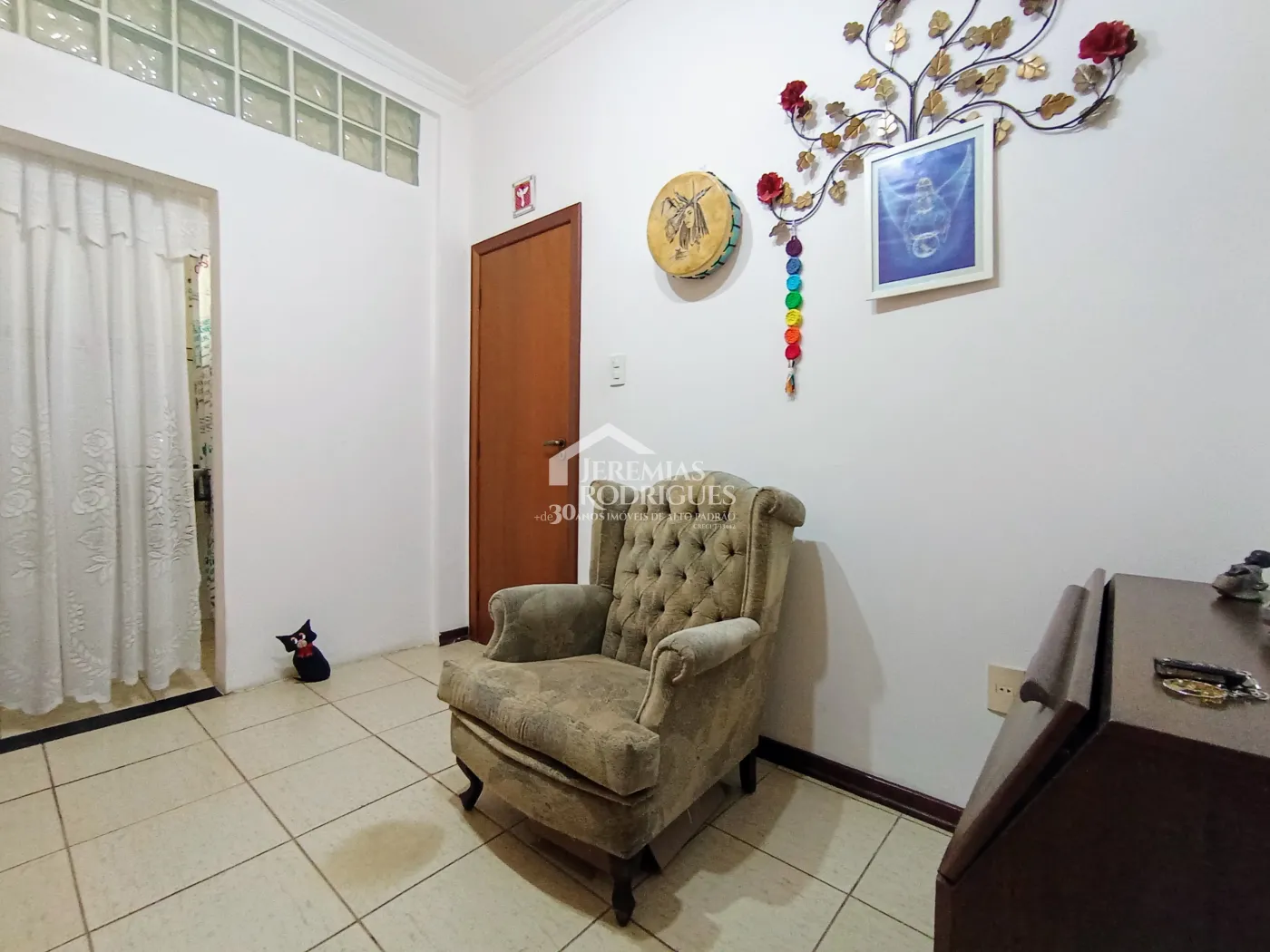 Casa assobradada à venda com 3 suítes no Condomínio Fortaleza em Taubaté/SP.