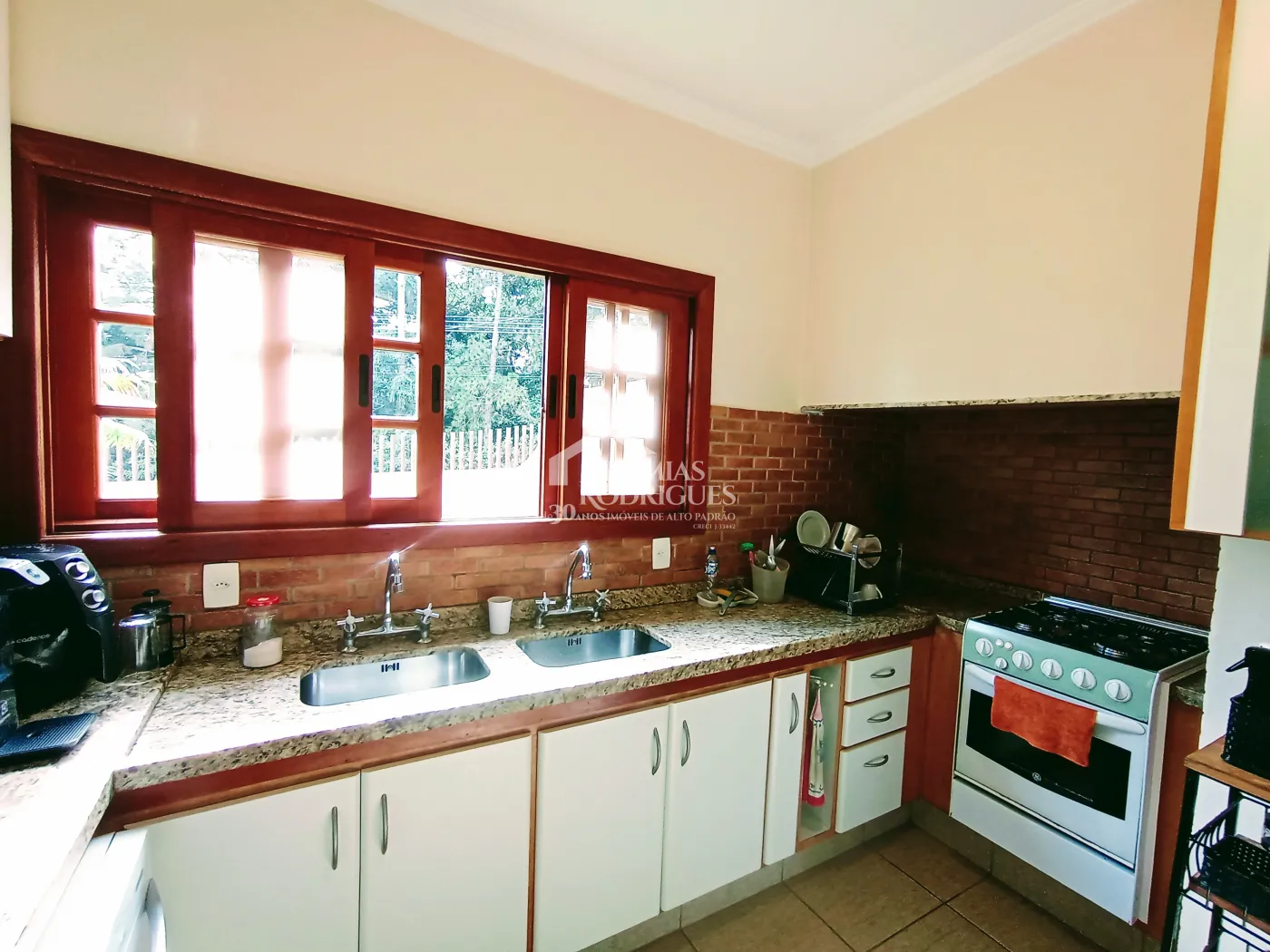 Casa à venda com 3 dormitórios no Condomínio Chácaras Cataguá em Taubaté/SP