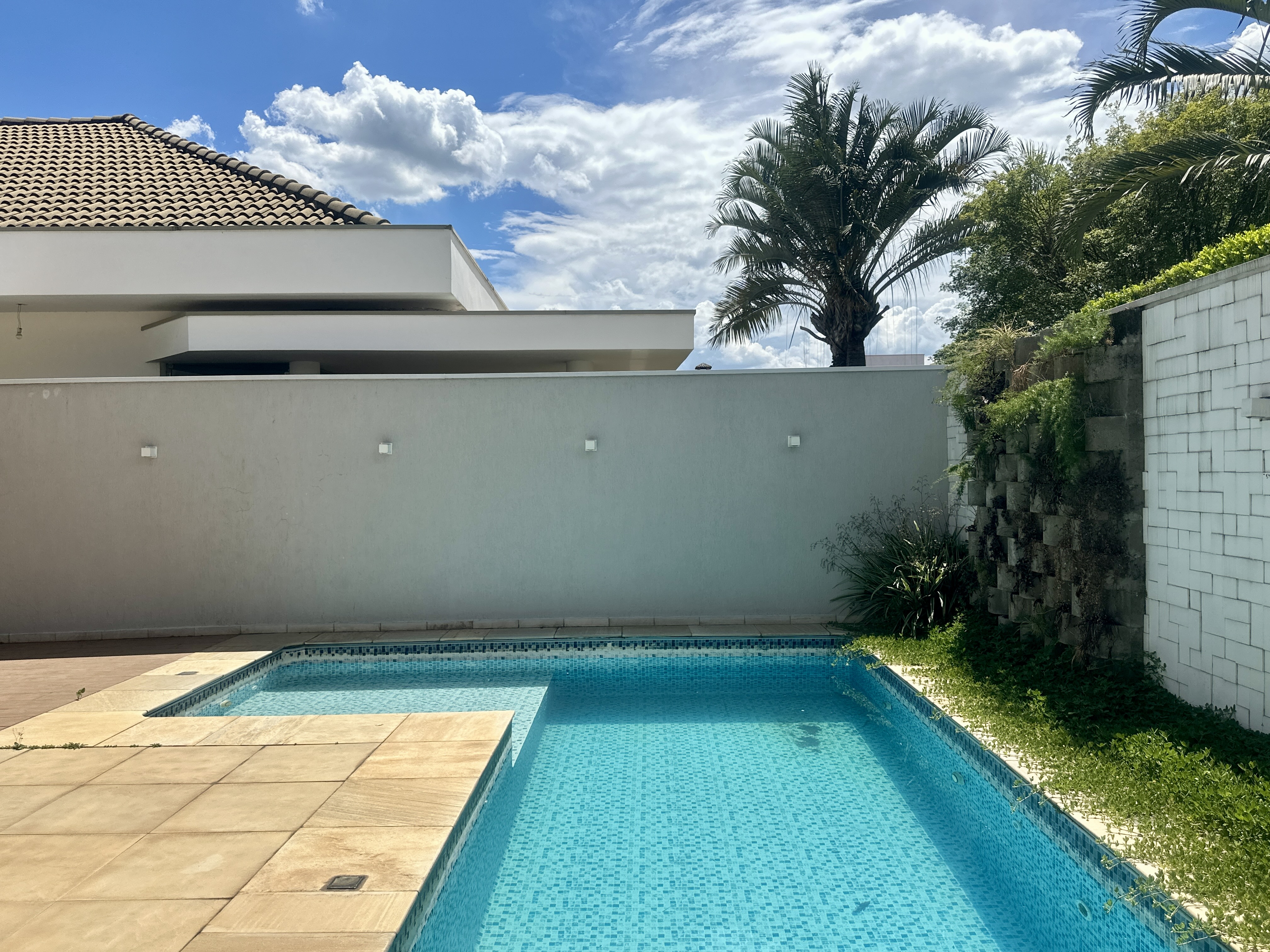 Casa para locação com 3 suítes no Condomínio Taubaté Village em Taubaté/SP. 