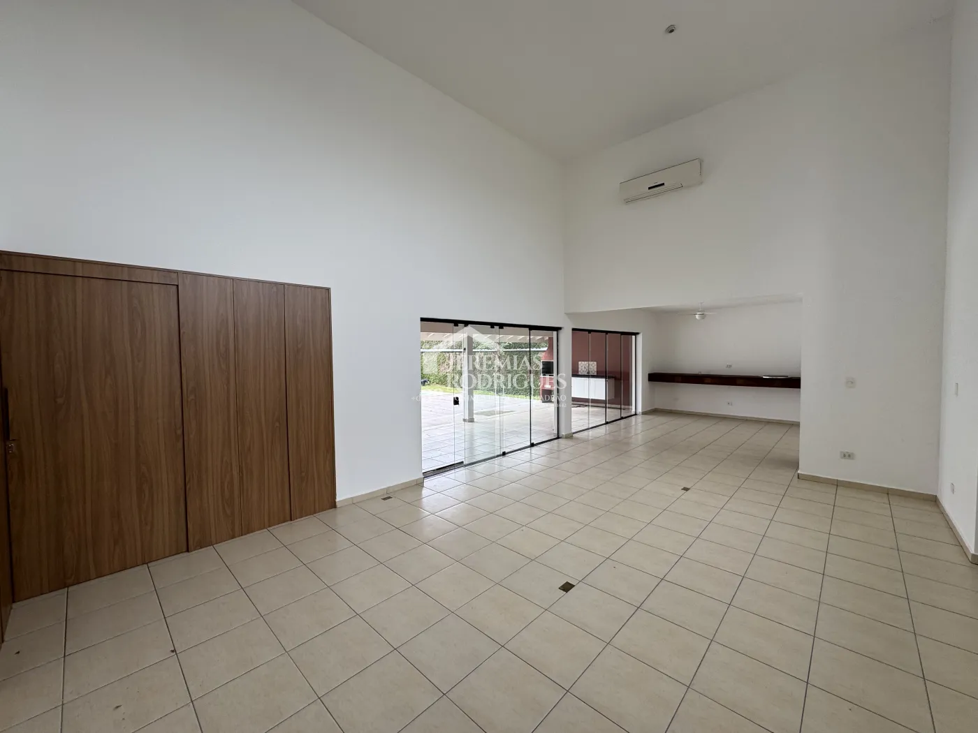 Casa para locação no Condomínio Colonial Village I em Pindamonhangaba/SP.