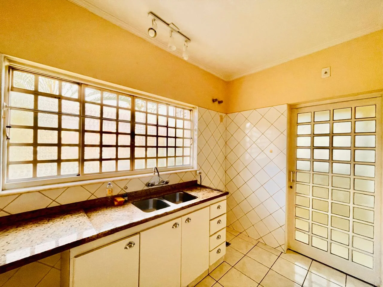Casa com 3 dormitórios á venda no Condomínio Taubaté Village em Taubaté/SP.