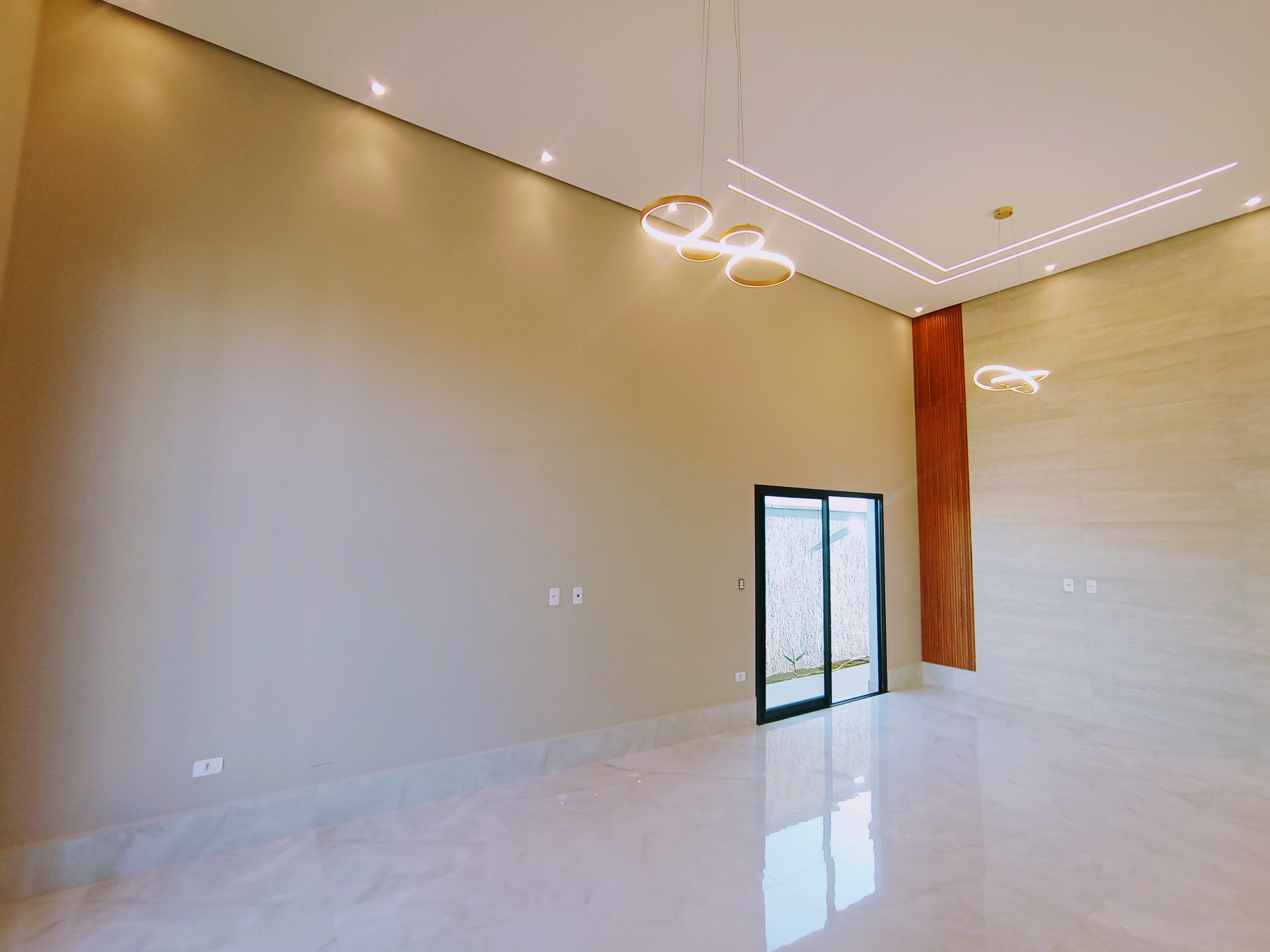 Casa à venda com 3 dormitórios no Condomínio Ouro Ville em Taubaté/SP.