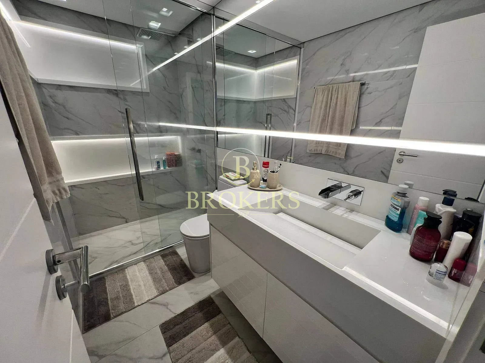 Luxo e sofisticação no Alphaville: Casa triplex mobiliada com 6 suítes, SPA e campo de futebol priv — foto 2