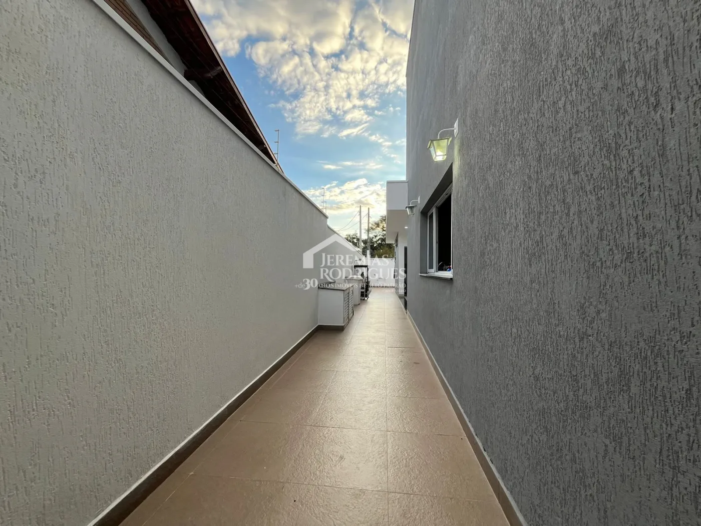 Casa assobradada à venda com 4 dormitórios no Condomínio Residencial Eldorado, em Tremembé/SP.