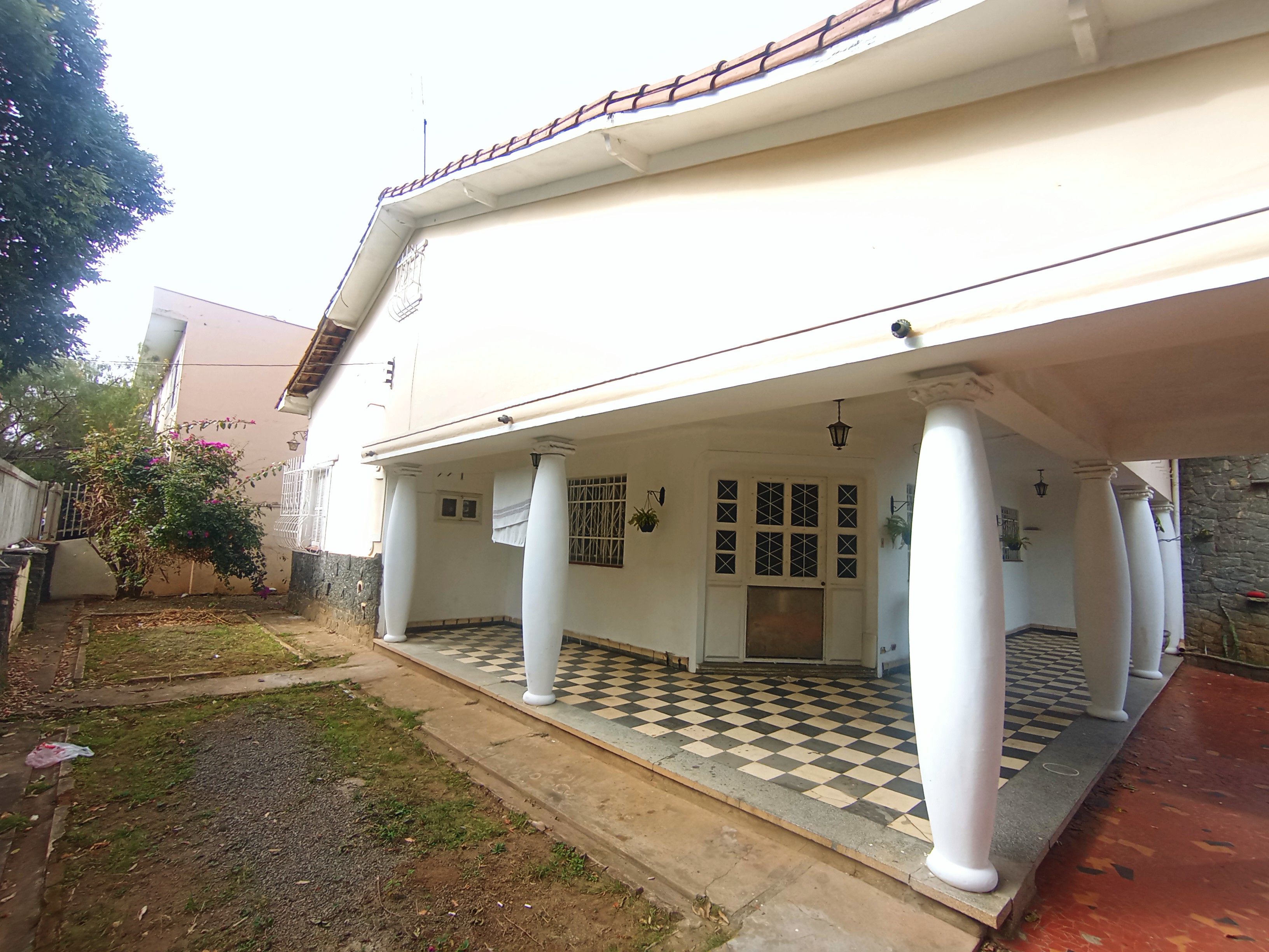 Casa à venda com 3 dormitórios no Centro em Pindamonhangaba/SP.