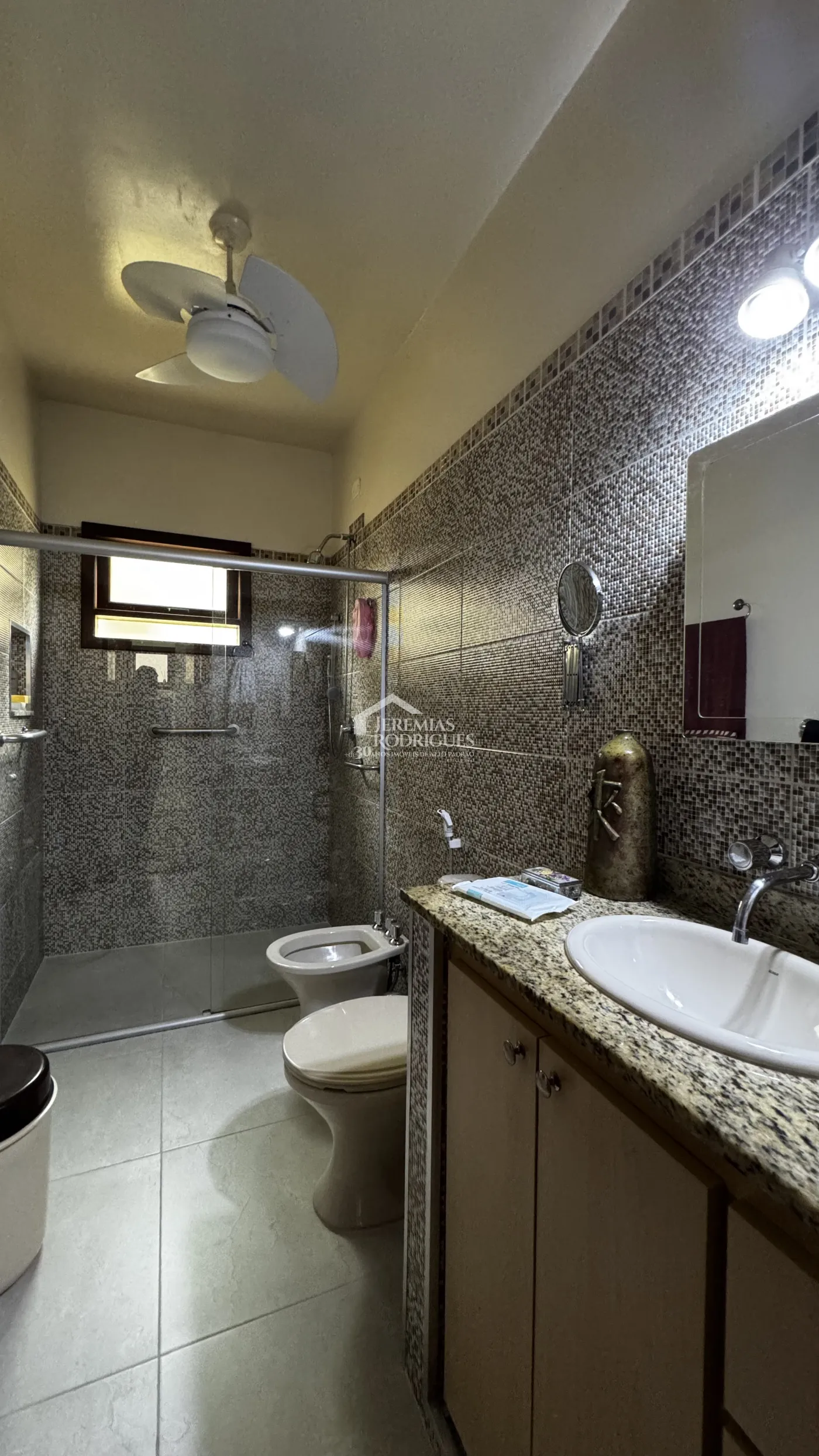 Casa assobradada à venda com 4 dormitórios no Condomínio Jardim das Hortênsias em Taubaté/SP.