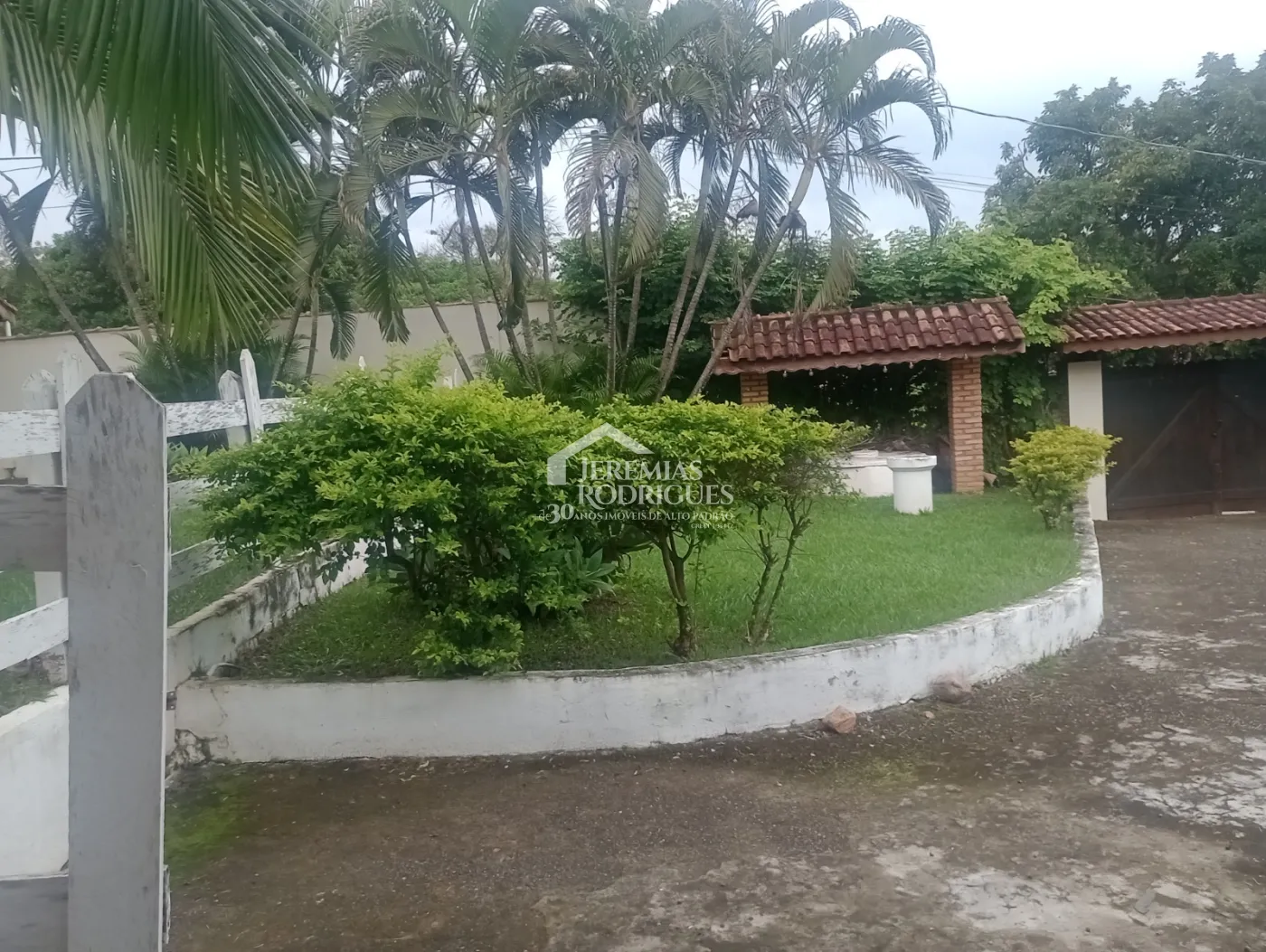 Chácara para locação com 2 dormitórios no Condomínio Recanto do Sol em Pindamonhangaba/SP.