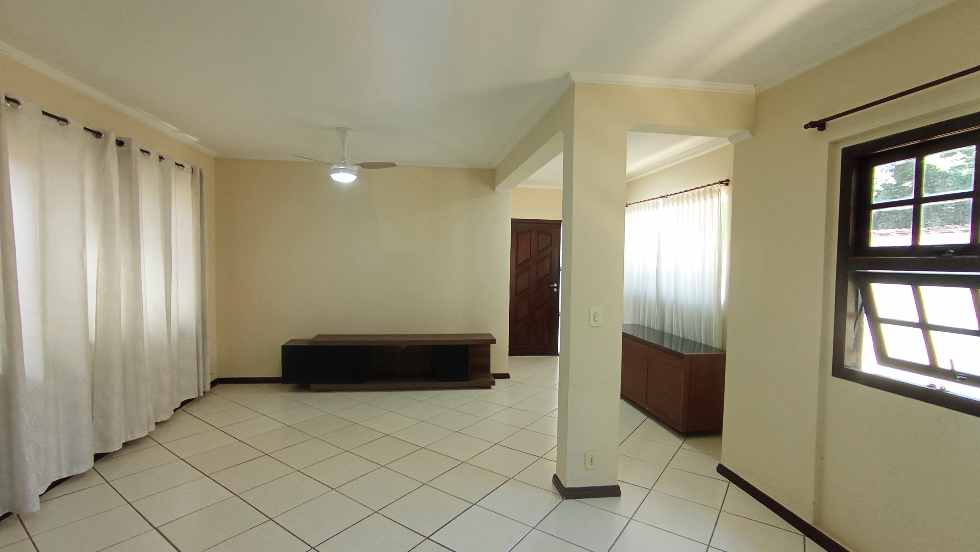 Casa para venda e locação com 3 dormitórios no Condomínio Vale dos Príncipes em Taubaté/SP.