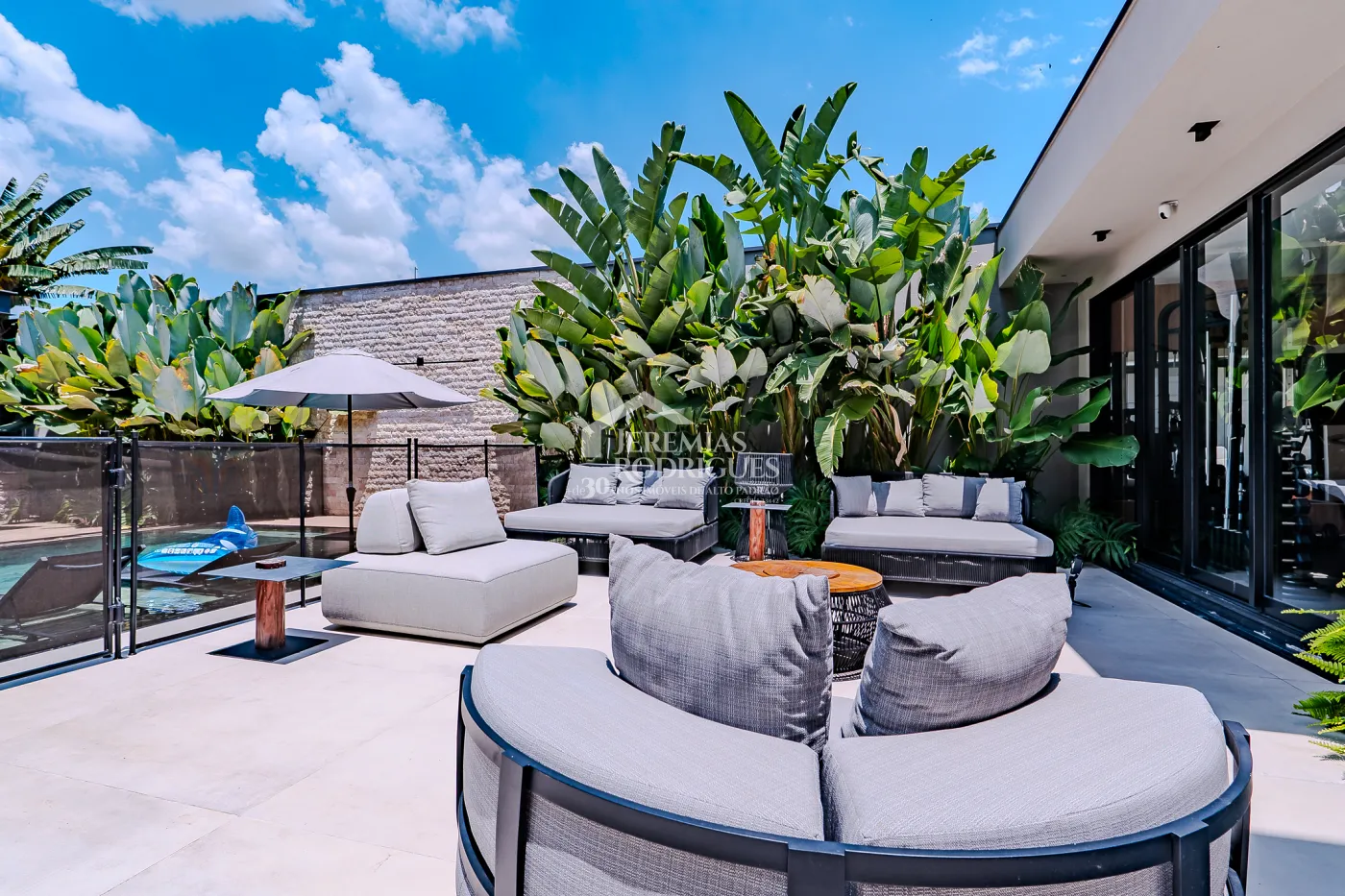 Casa à venda com 4 suítes no Condomínio Taubaté Village em Taubaté/SP.