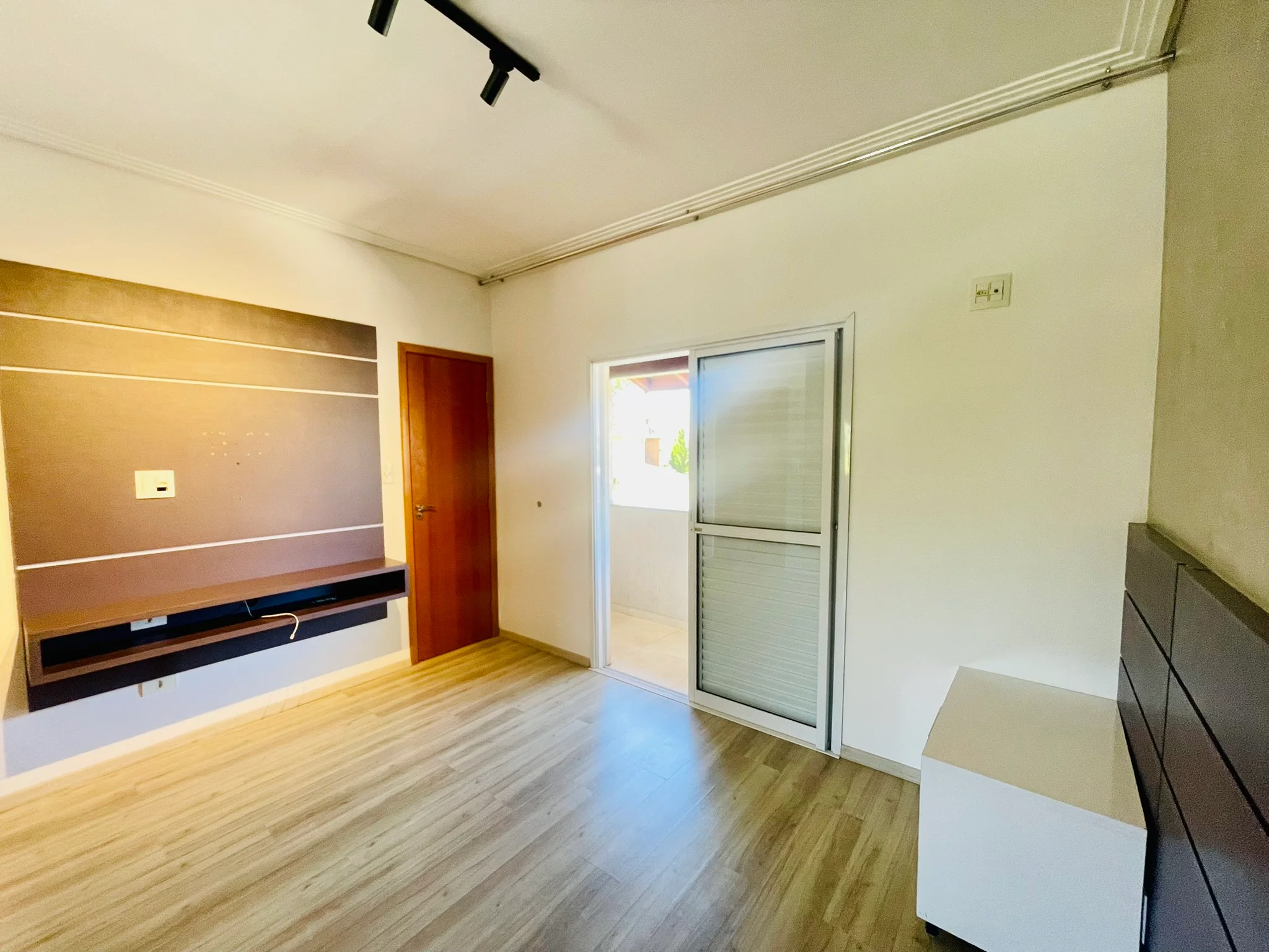 Casa à venda com 4 dormitórios no Condomínio Campos do Conde III em Tremembé/SP. 