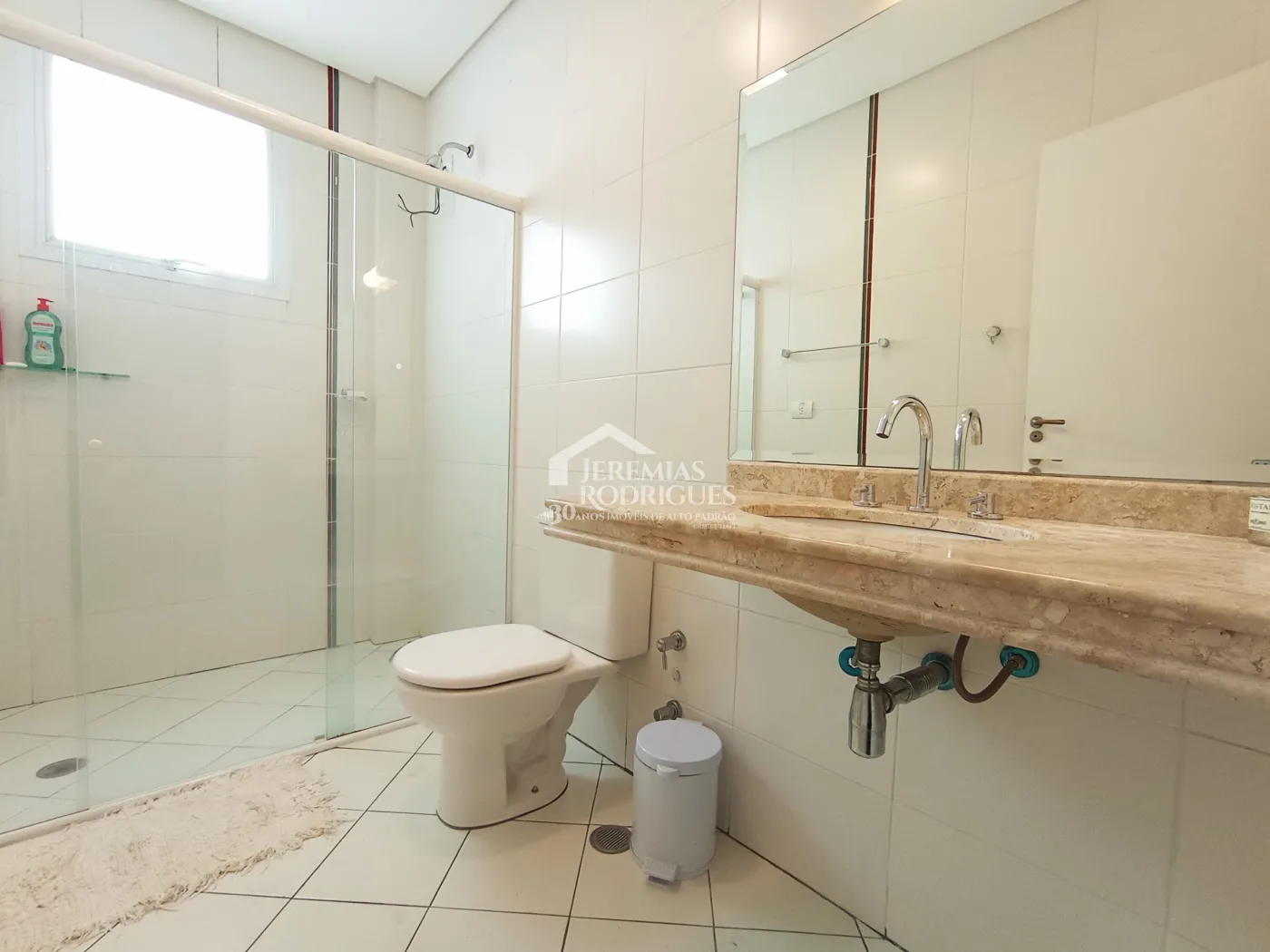 Apartamento duplex à venda com 4 suítes, 401 m² no Condomínio Chateau D Amboise em Campos do Jordão/SP.
