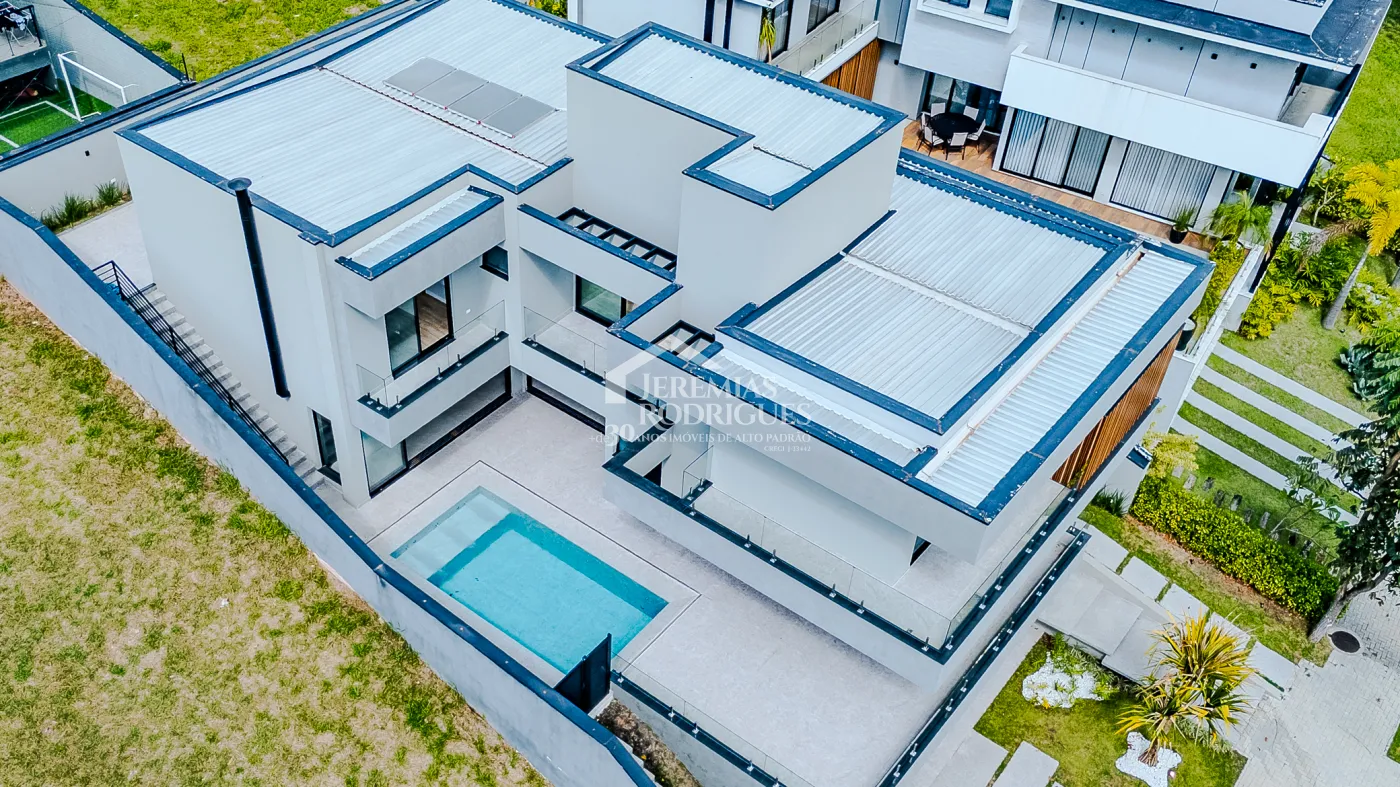 Casa à venda com 4 suítes no Condomínio Residencial Alphaville II em São José dos Campos/SP.