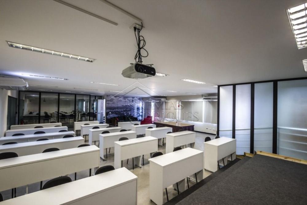Prédio comercial à venda no Centro em Taubaté/SP. 