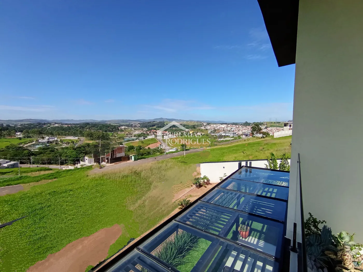 Sobrado invertido para venda com 3 suítes no Condomínio Campos do Conde Taubaté em Taubaté/SP
