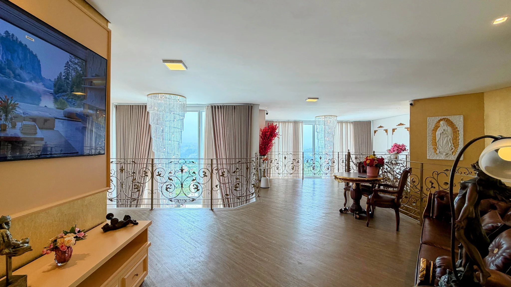 Casa à venda com 4 suítes no  Condomínio Iporanga em Campos do Jordão/SP. 