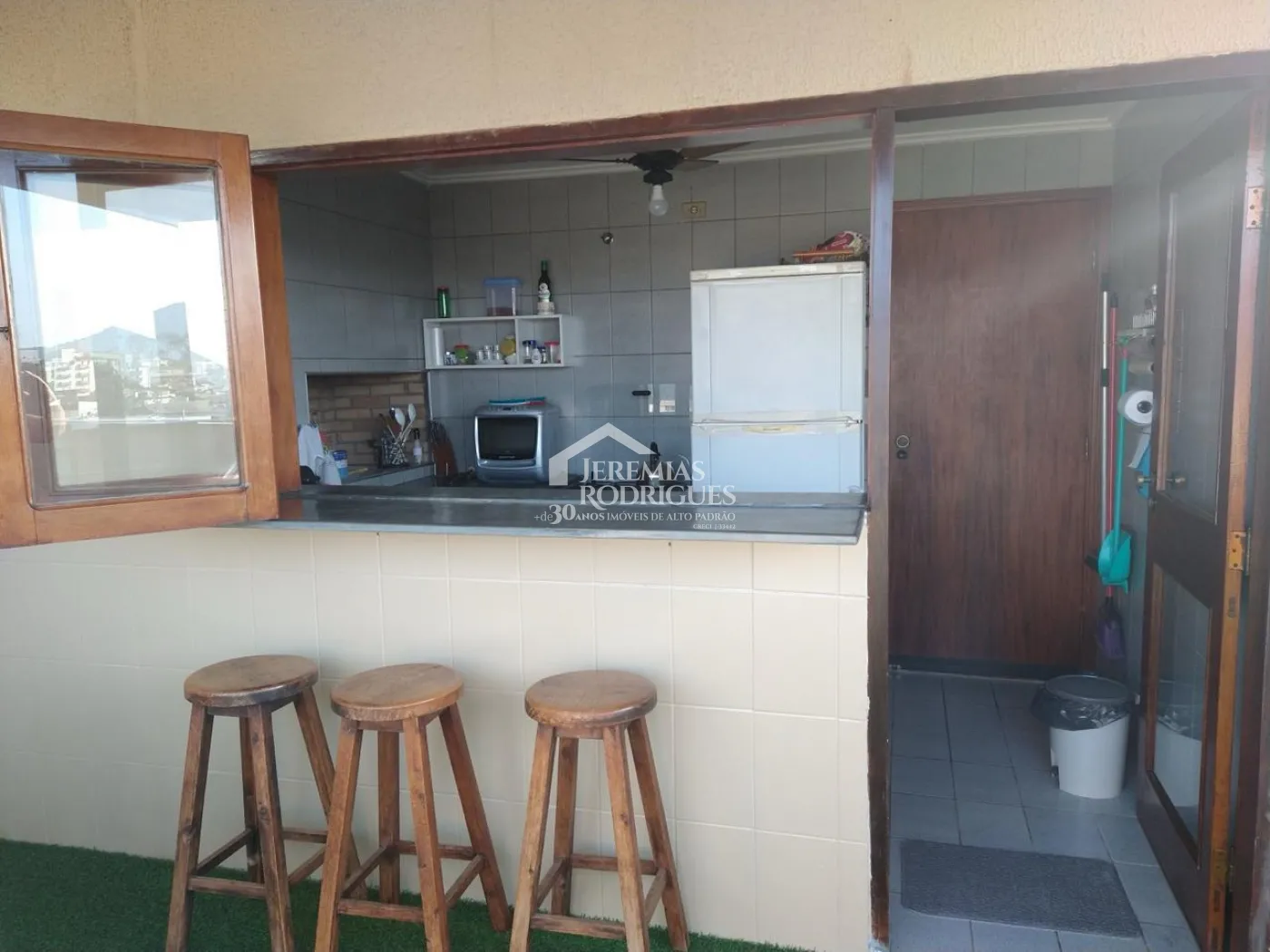 Cobertura duplex à venda com 2 dormitórios, 113 m² no Condomínio Sol Tropical em Ubatuba/SP.