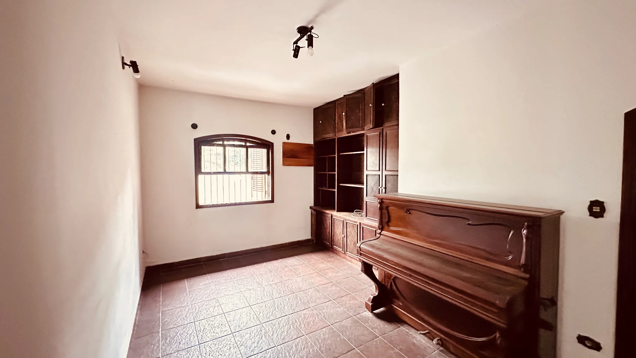 Casa com 3 suítes para venda e locação no bairro Jardim Boa Vista em Pindamonhangaba/SP 