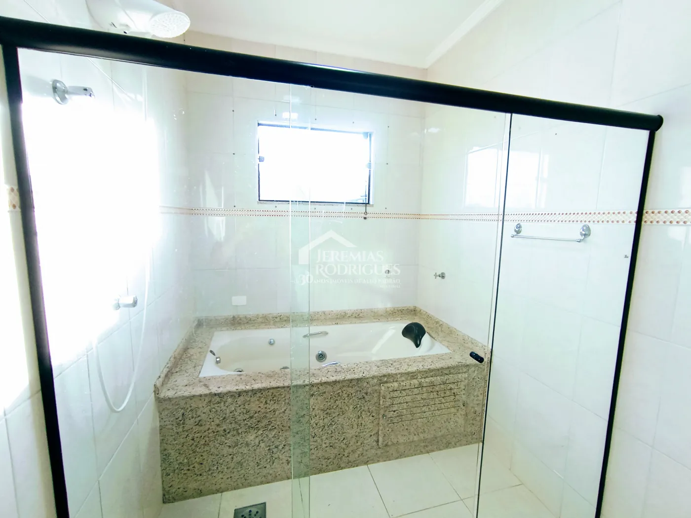 Casa para venda e locação com 4 dormitórios no Condomínio Campos do Conde I em Tremembé/SP