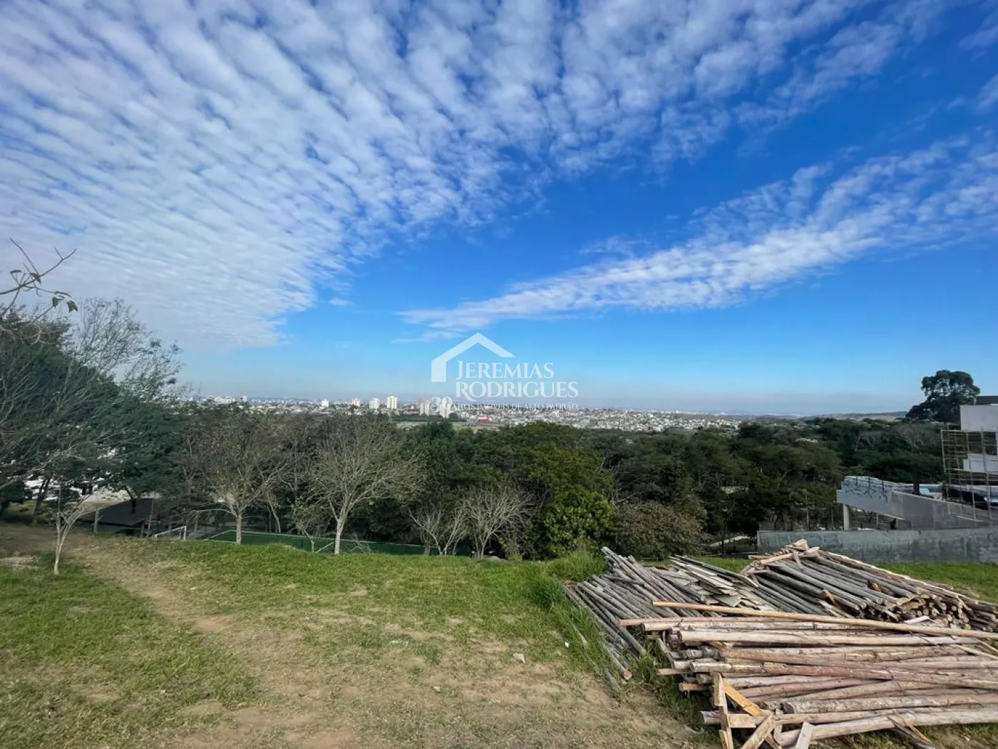 Terreno à venda com 1.385 m² no Condomínio Reserva do Paratehy em São José dos Campos/SP.