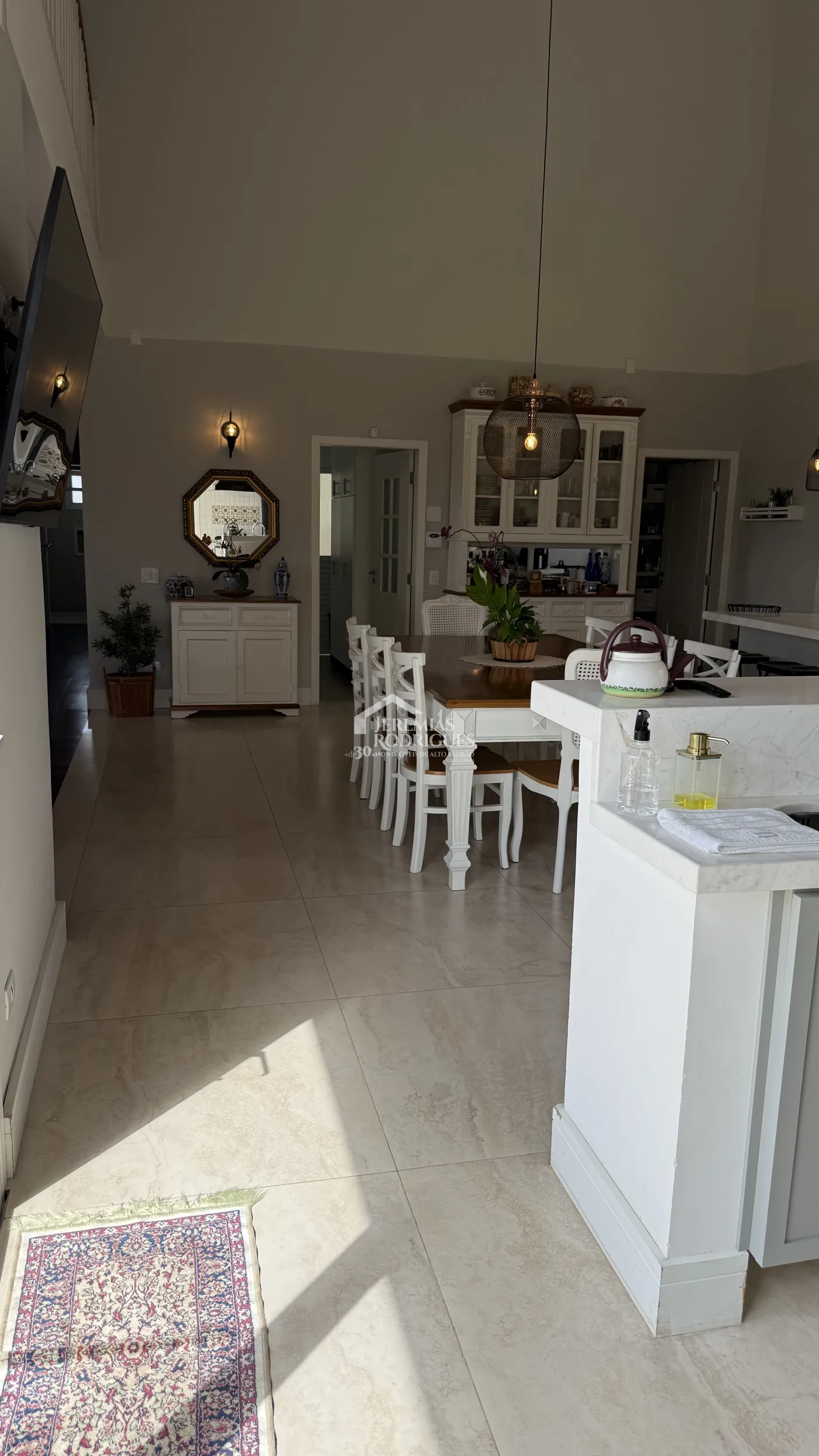 Casa à venda com 4 suítes no Condomínio Jardim Monte Belo em Campos do Jordão/SP.