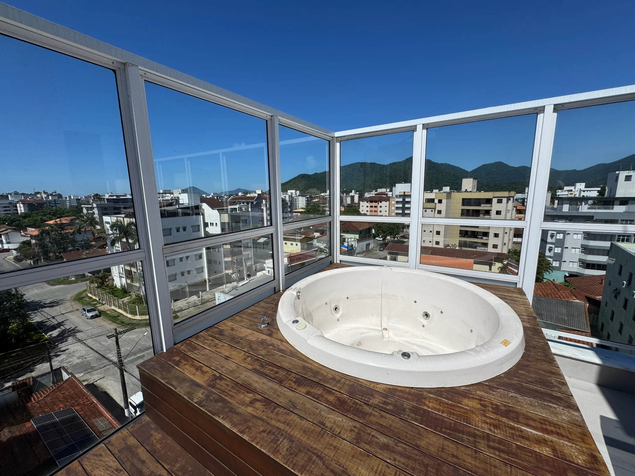 Cobertura à venda com 3 suítes, 177 m² no Condomínio Porto Damy em Ubatuba/SP. 