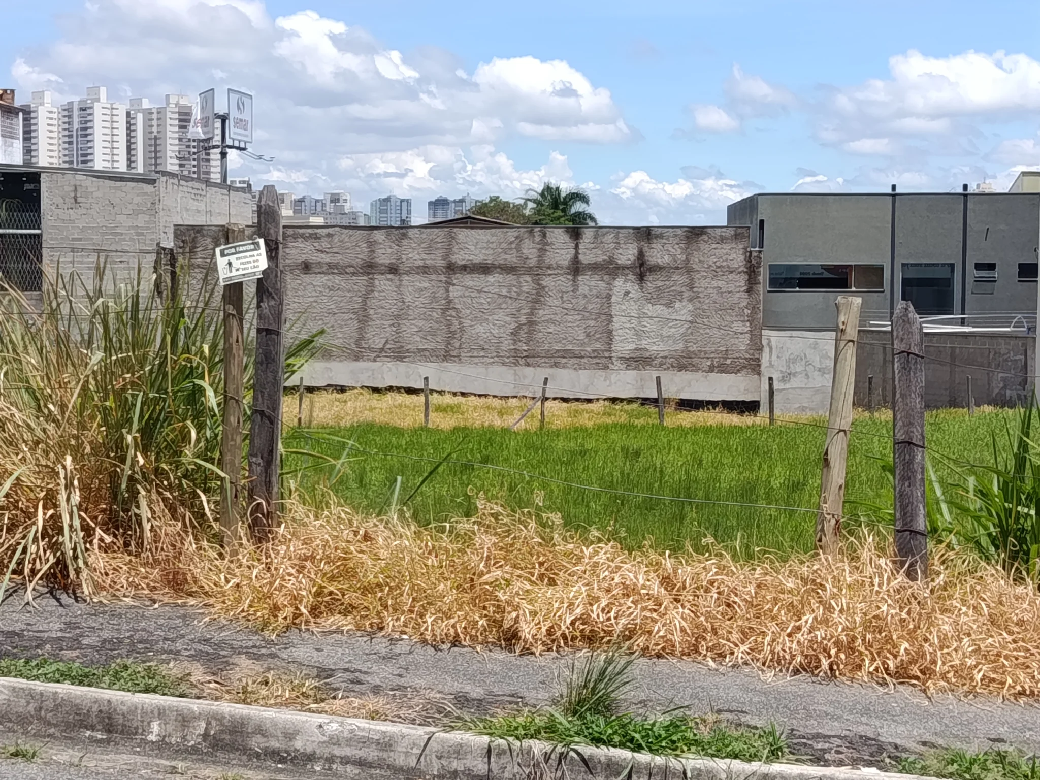 Área à venda com 1.600 m² no bairro Granja Daniel em Taubaté/SP. 