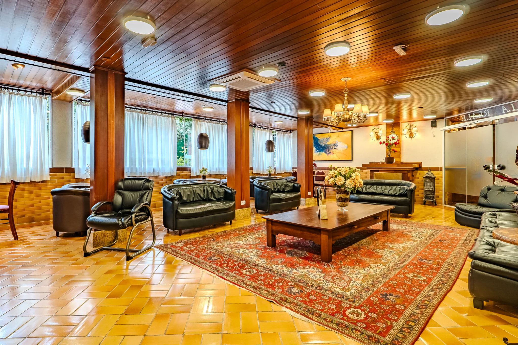 Hotel à venda com 53 apartamentos no Capivari em Campos do Jordão/SP. 