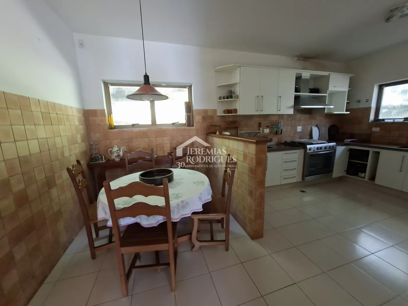 Casa à venda com 4 dormitórios no Condomínio Jardim Véu da Noiva em Campos do Jordão/SP.