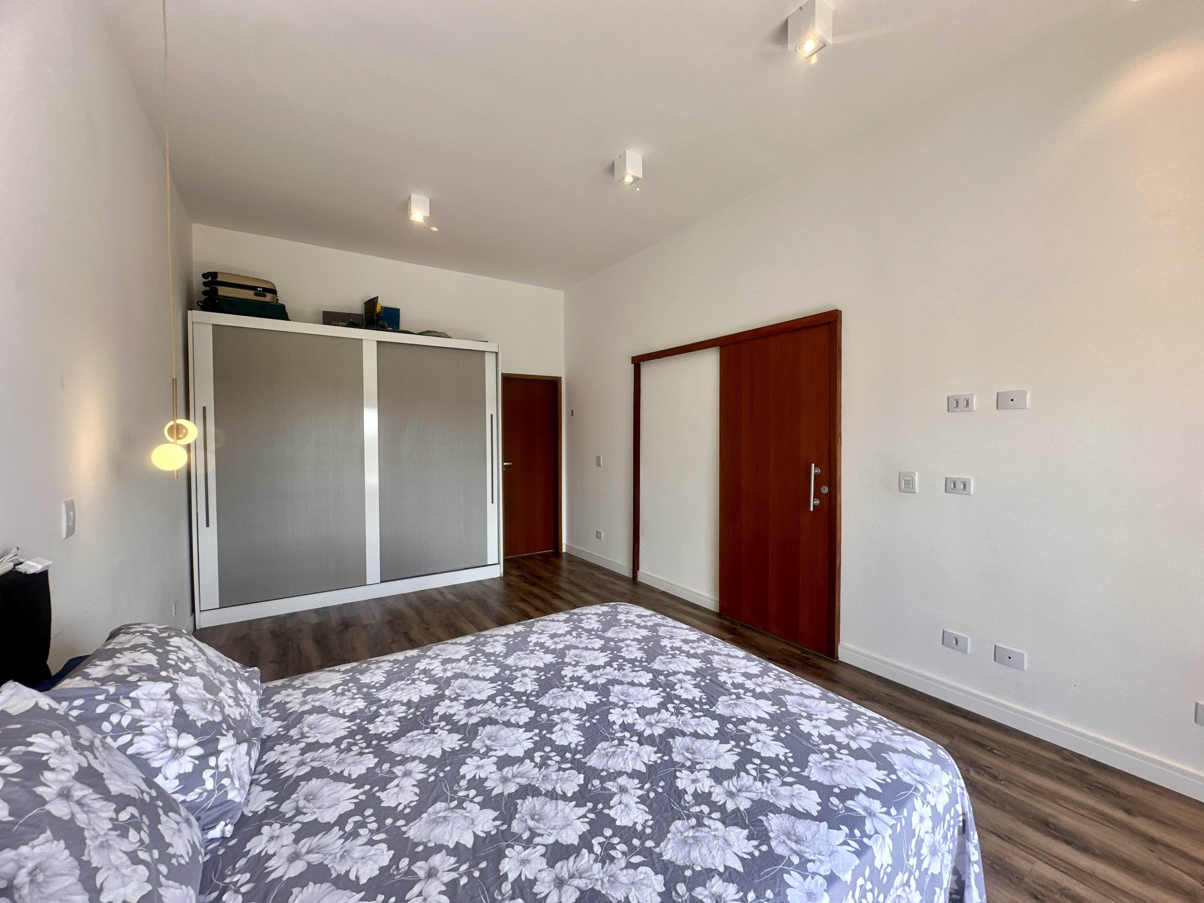 Casa à venda com 4 dormitórios no Condomínio Bella Vitta em Caçapava/SP.