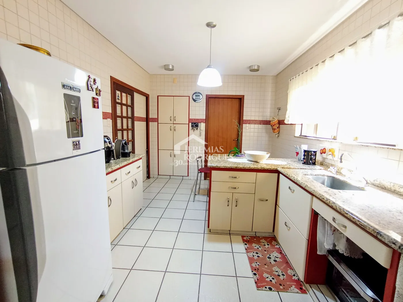 Casa assobradada à venda com 3 suítes no Condomínio Fortaleza em Taubaté/SP.