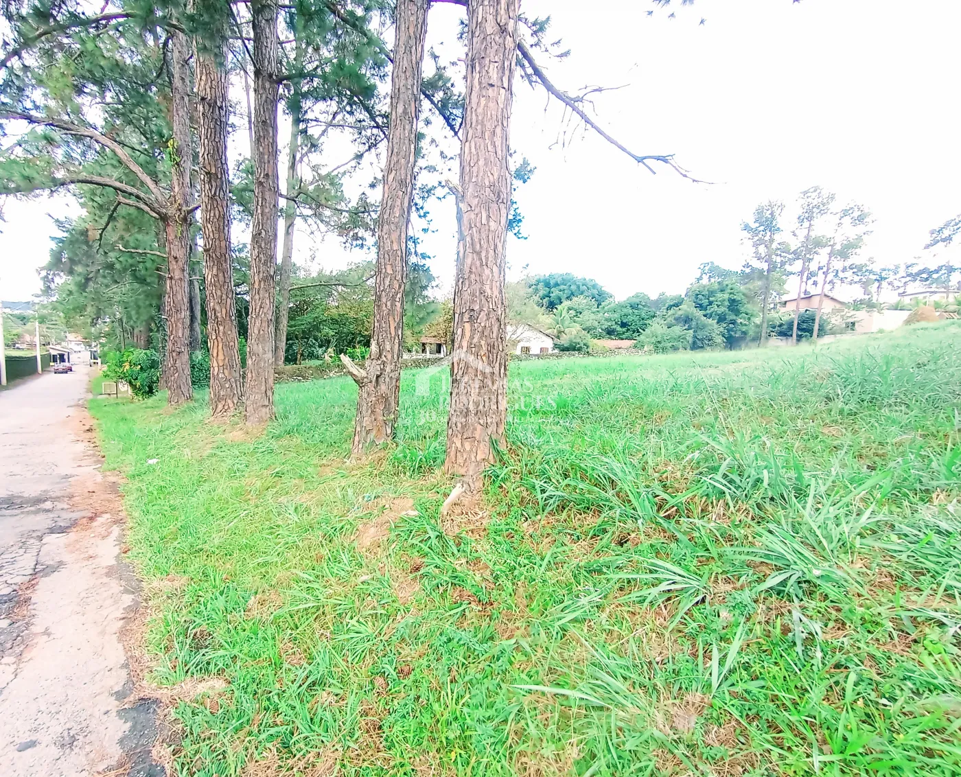 Terreno à venda com 2.293 m² no Condomínio Chácaras Cataguá em Taubaté/SP.