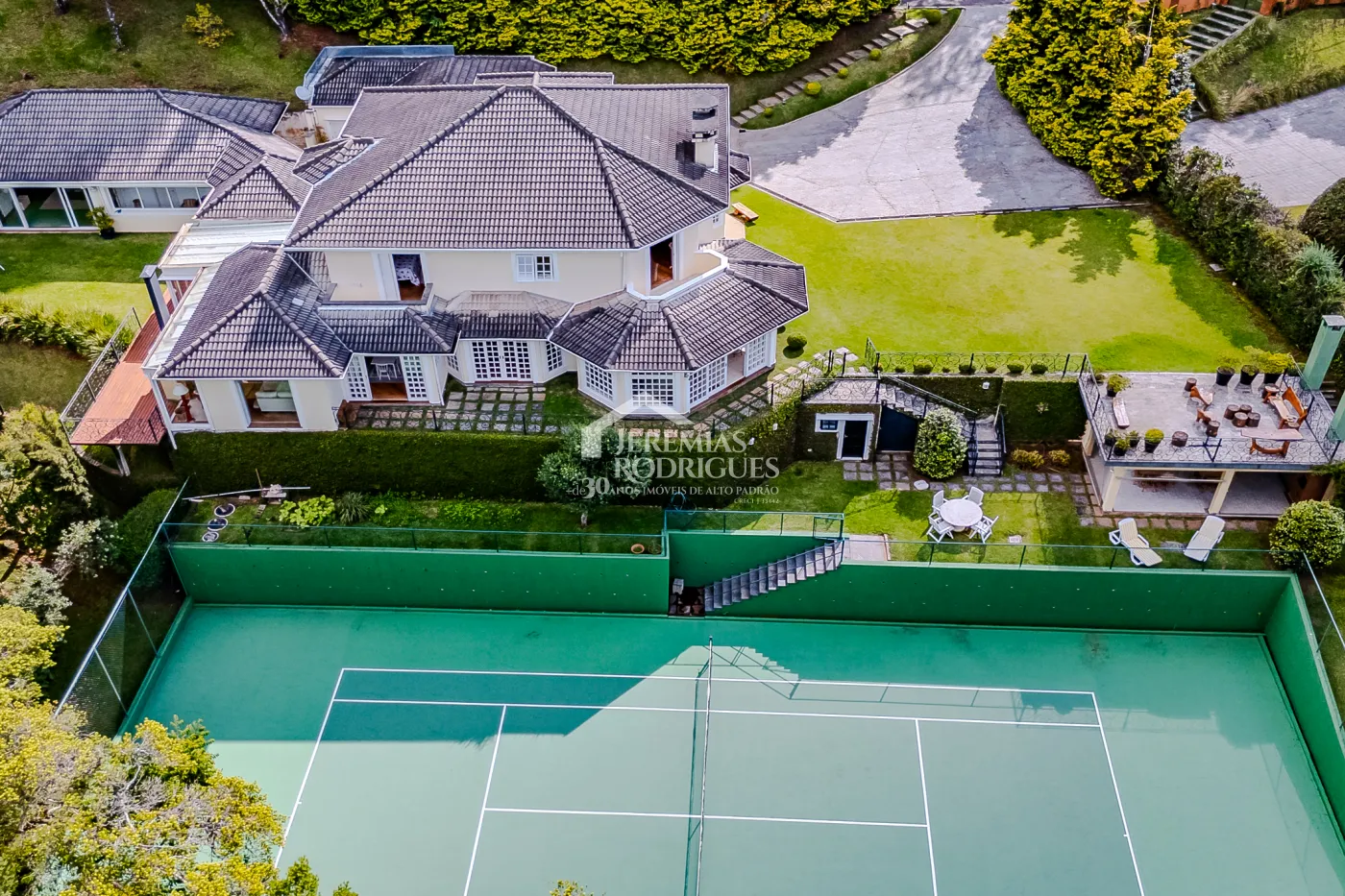 Casa com 6 suítes, 700 m² - Condomínio Vila Simonsen - Campos do Jordão/SP.