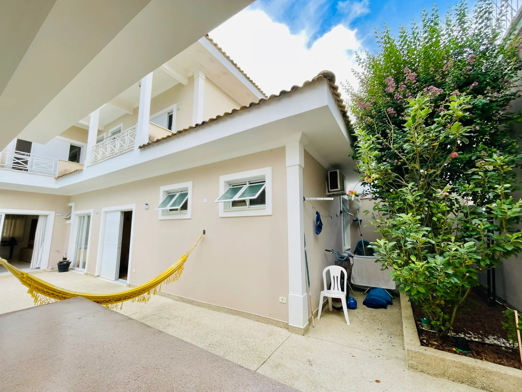Casa à venda com 4 dormitórios no Condomínio Jardim Oásis em Taubaté/SP. 
