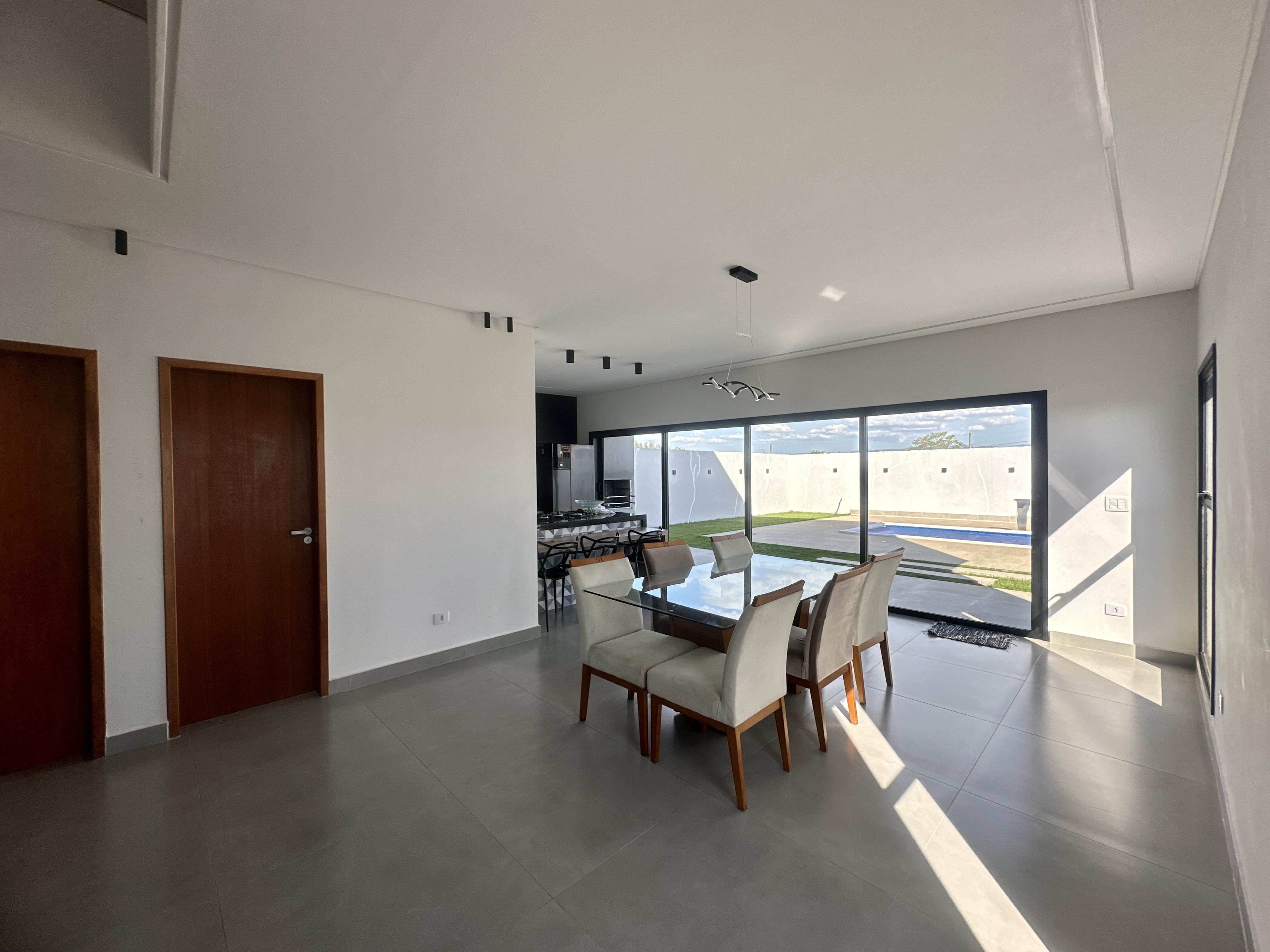 Casa à venda com 4 dormitórios no Condomínio Bella Vitta em Caçapava/SP.