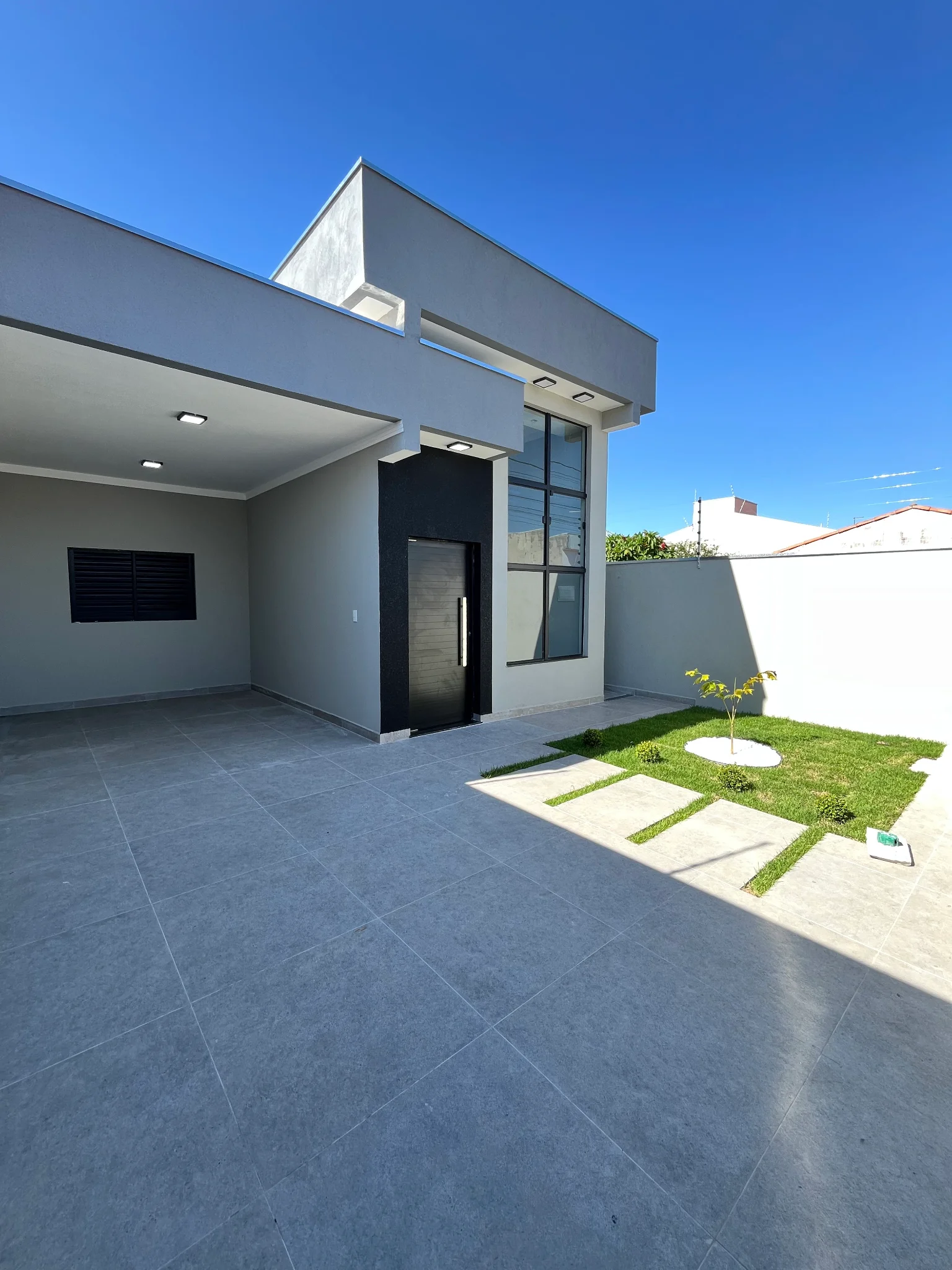 Casa com área gourmet e segurança completa à venda no Parque das Palmeiras – Pindamonhangaba/SP