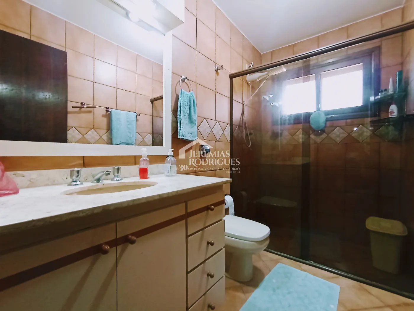 Casa à venda com 4 dormitórios no Condomínio Village Paineiras em Pindamonhangaba/SP.