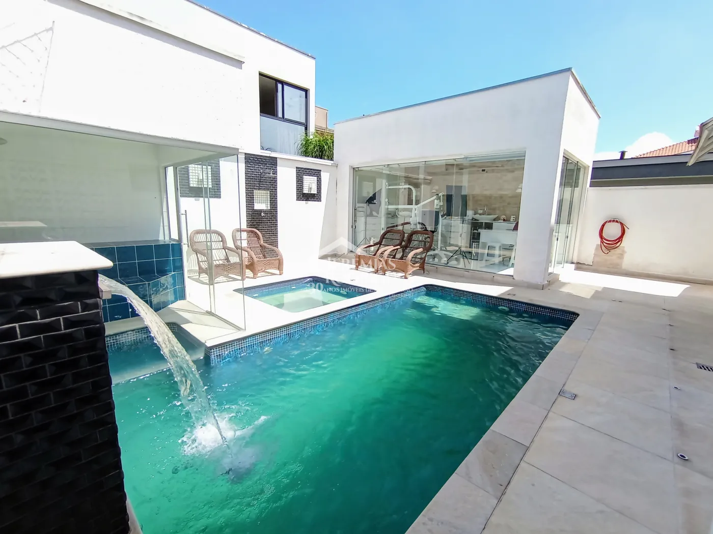Casa assobradada com 3 suítes - Condomínio Jardim Oásis - Taubaté/SP.