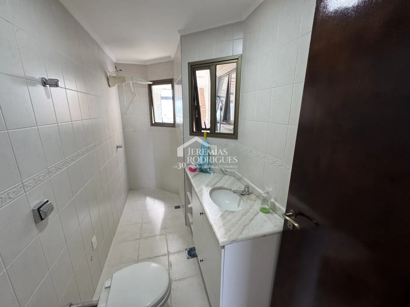 Apartamento à venda com 3 suítes, 276 m² no Edifício Vienna em Pindamonhangaba/SP.