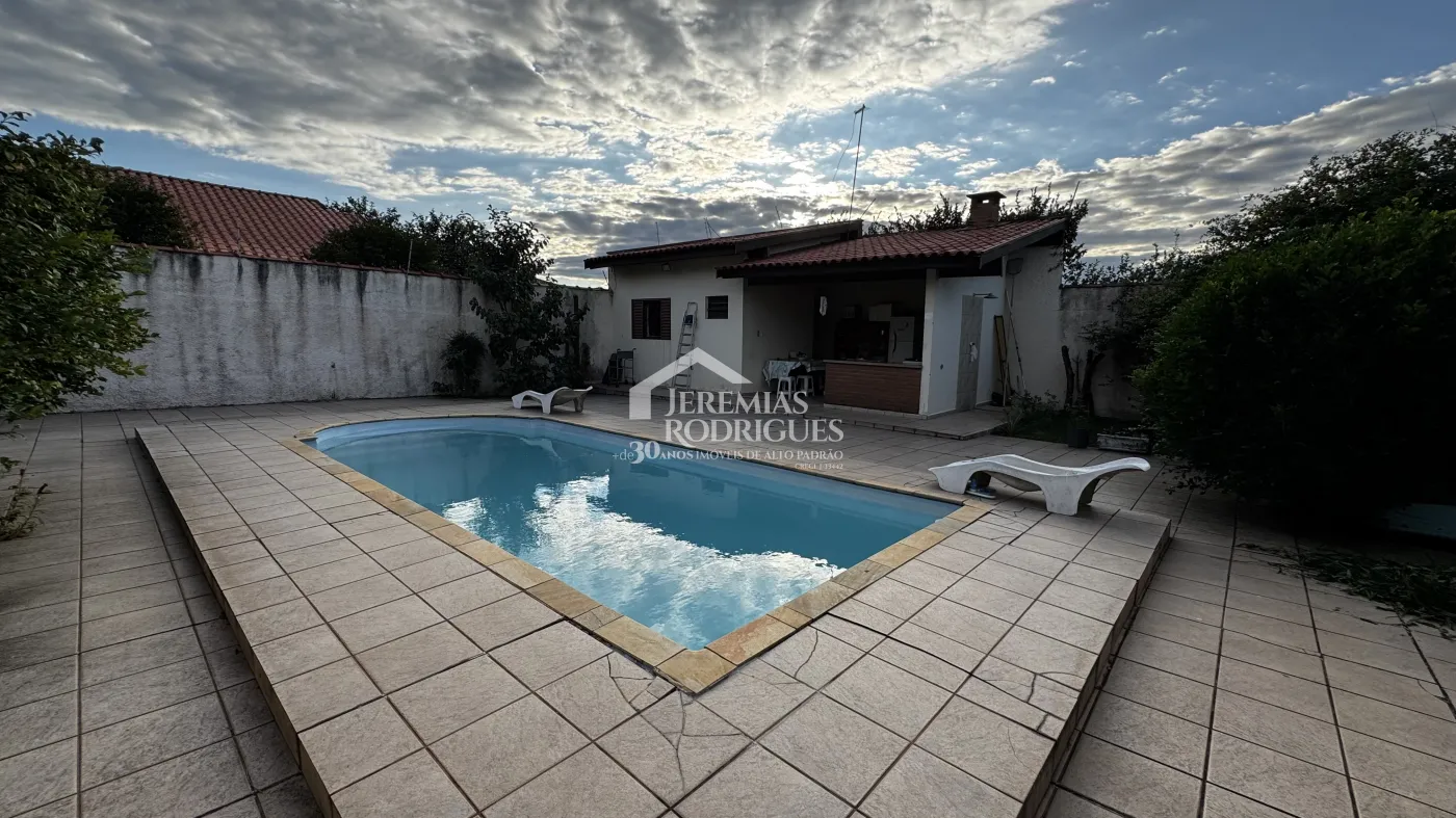 Casa à venda com 3 dormitórios no bairro Vila Rica em Pindamonhangaba/SP