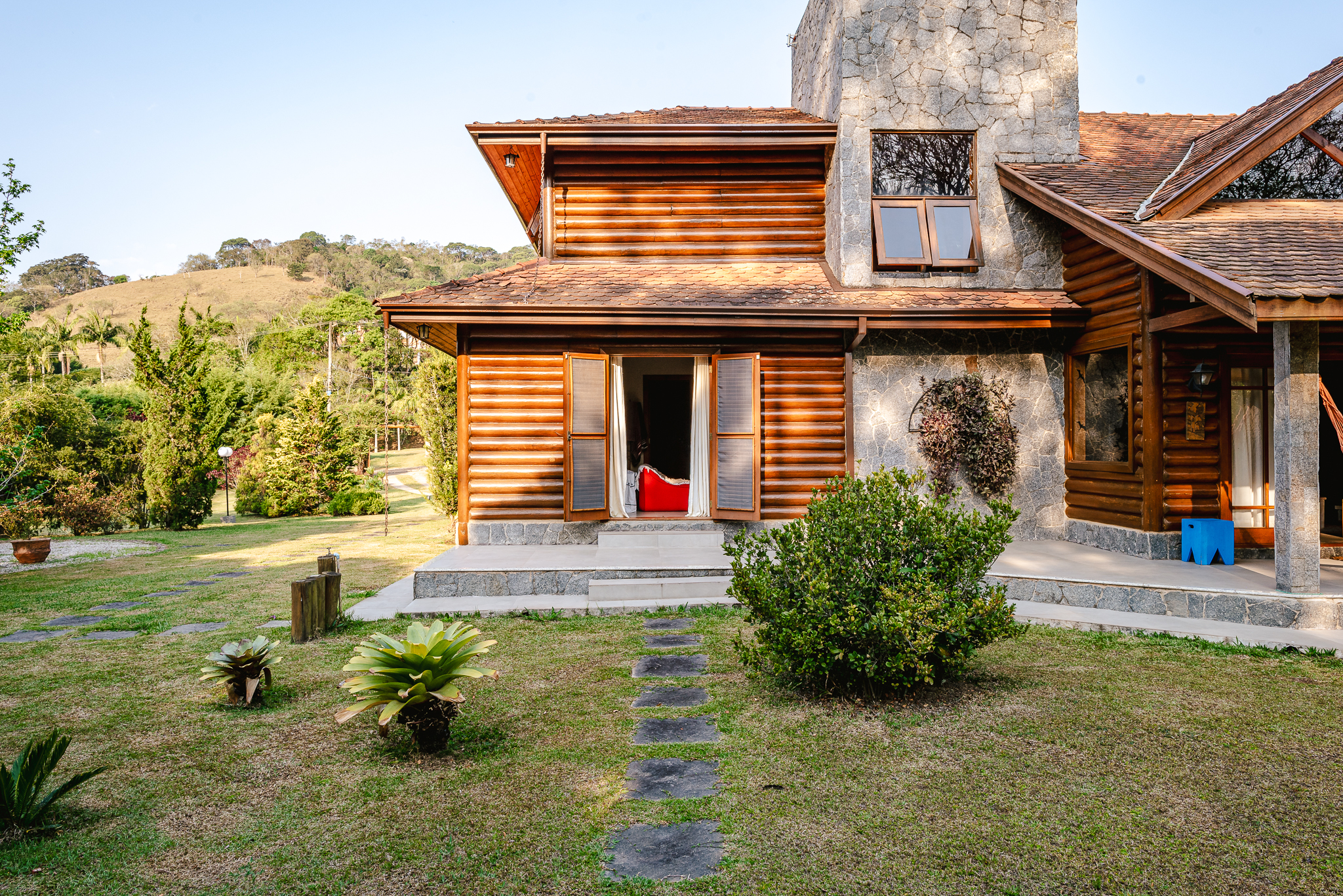 Casa à venda com 4 suítes no Condomínio Country Club em Santo Antônio do Pinhal/SP.