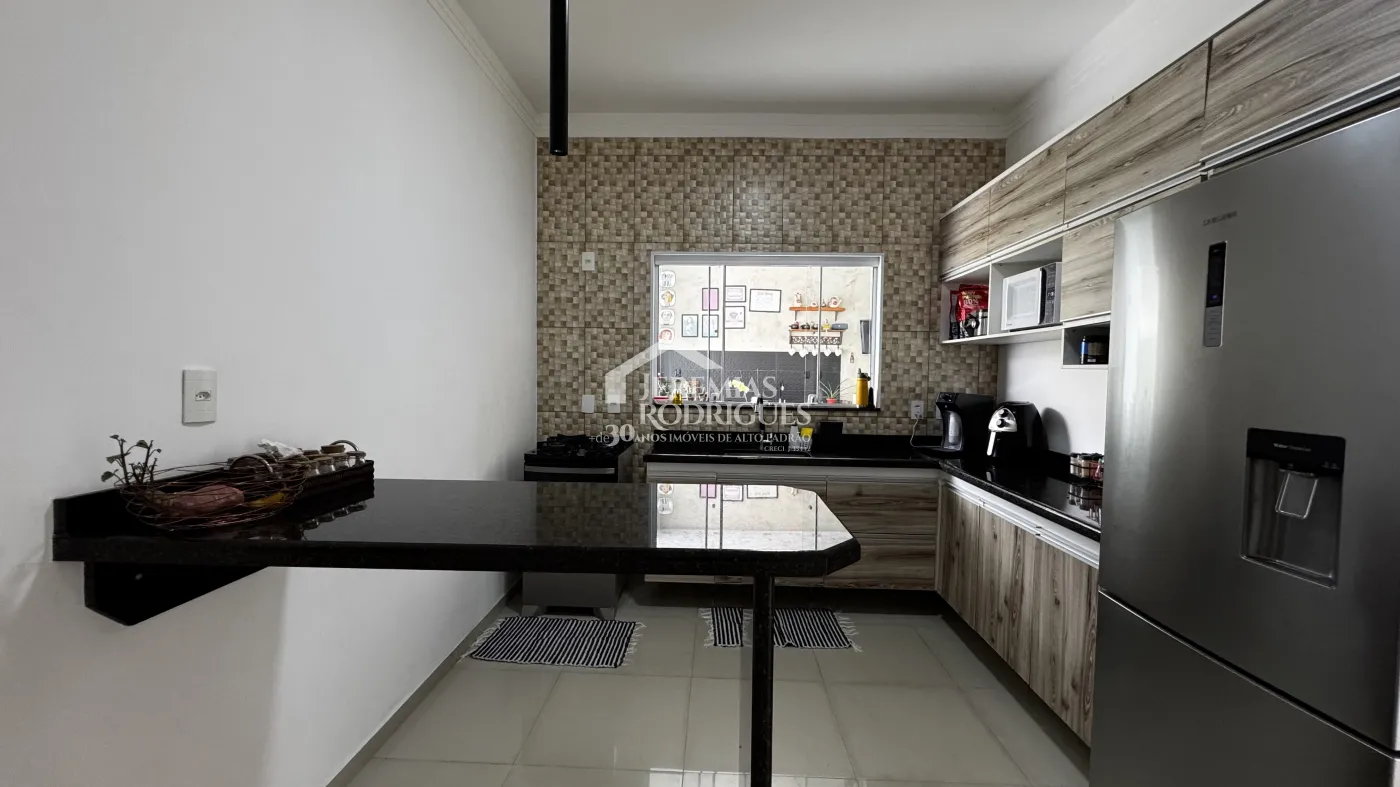 Casa à venda com 4 dormitórios no Condomínio Village do Sol em Pindamonhangaba/SP.