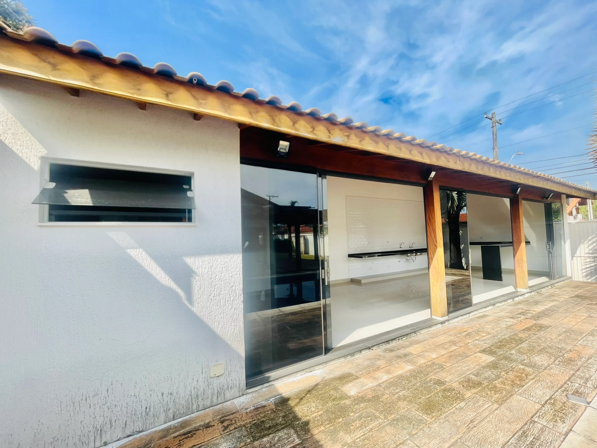Casa para venda e locação no bairro Lessa em Pindamonhangaba/SP.