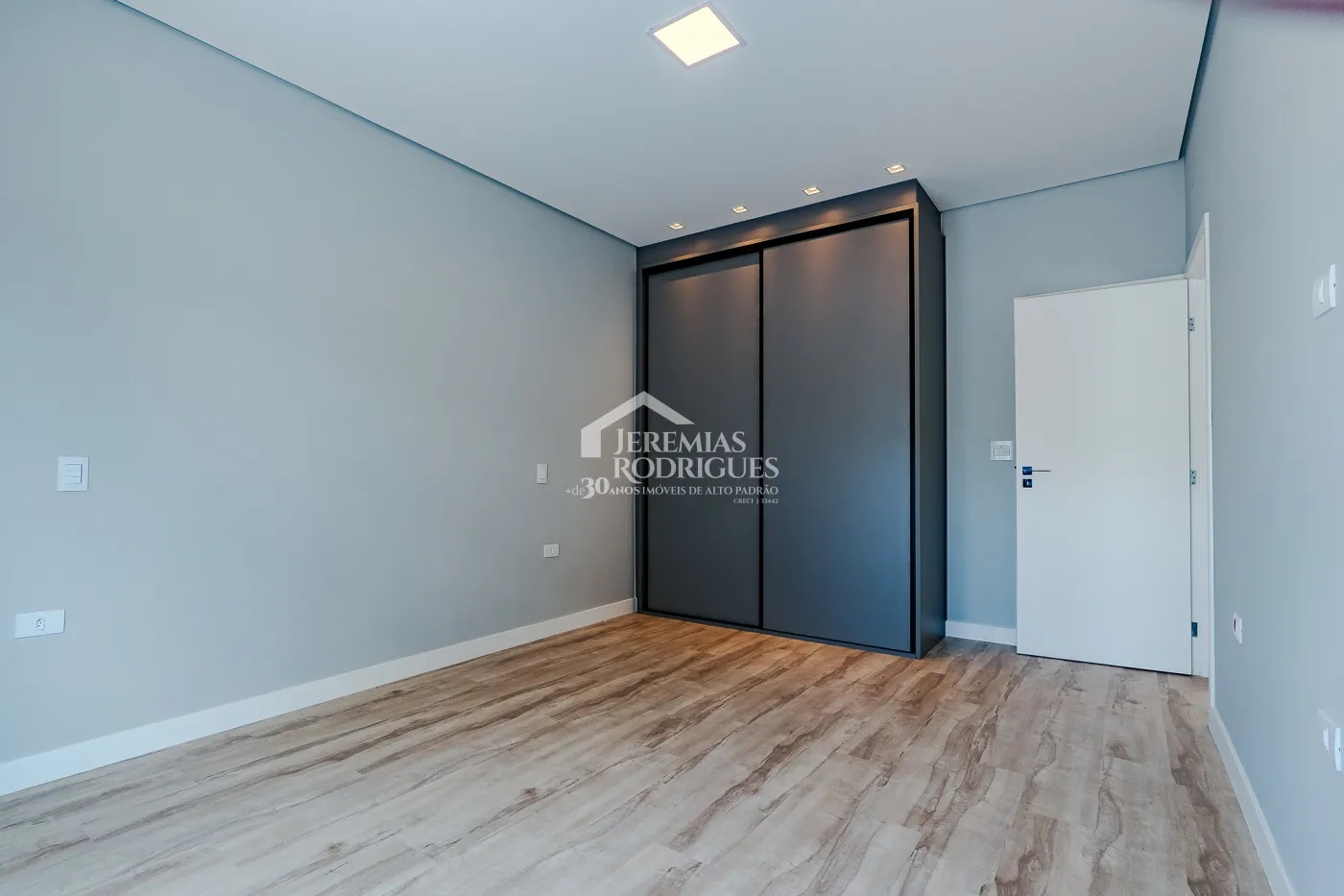 Casa à venda com 4 suítes no Condomínio Residencial Alphaville II em São José dos Campos/SP.