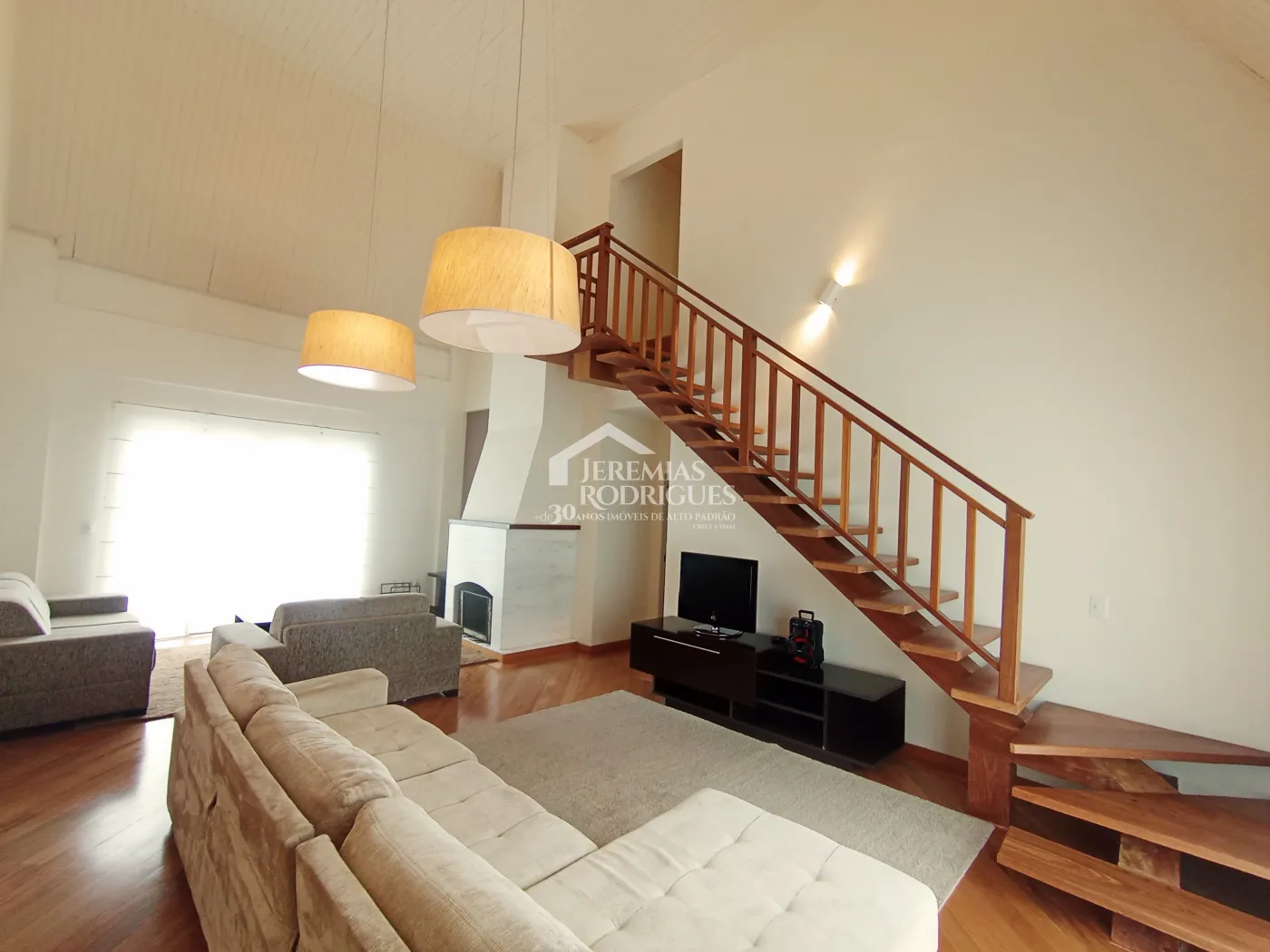 Apartamento duplex à venda com 4 suítes, 401 m² no Condomínio Chateau D Amboise em Campos do Jordão/SP.