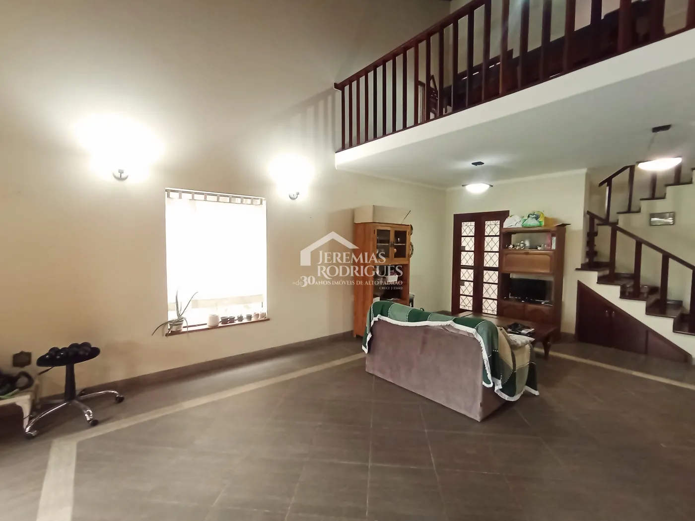 Casa para venda e locação com 3 suítes no bairro Parque das Flores em Taubaté/SP.