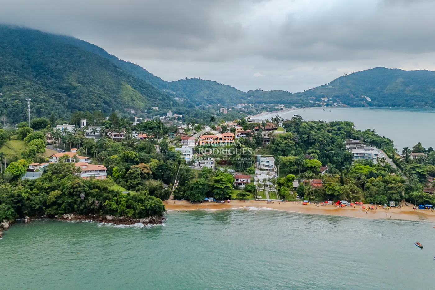 Mansão à venda com 7suítes no Condomínio Santa Rita em Ubatuba/SP.